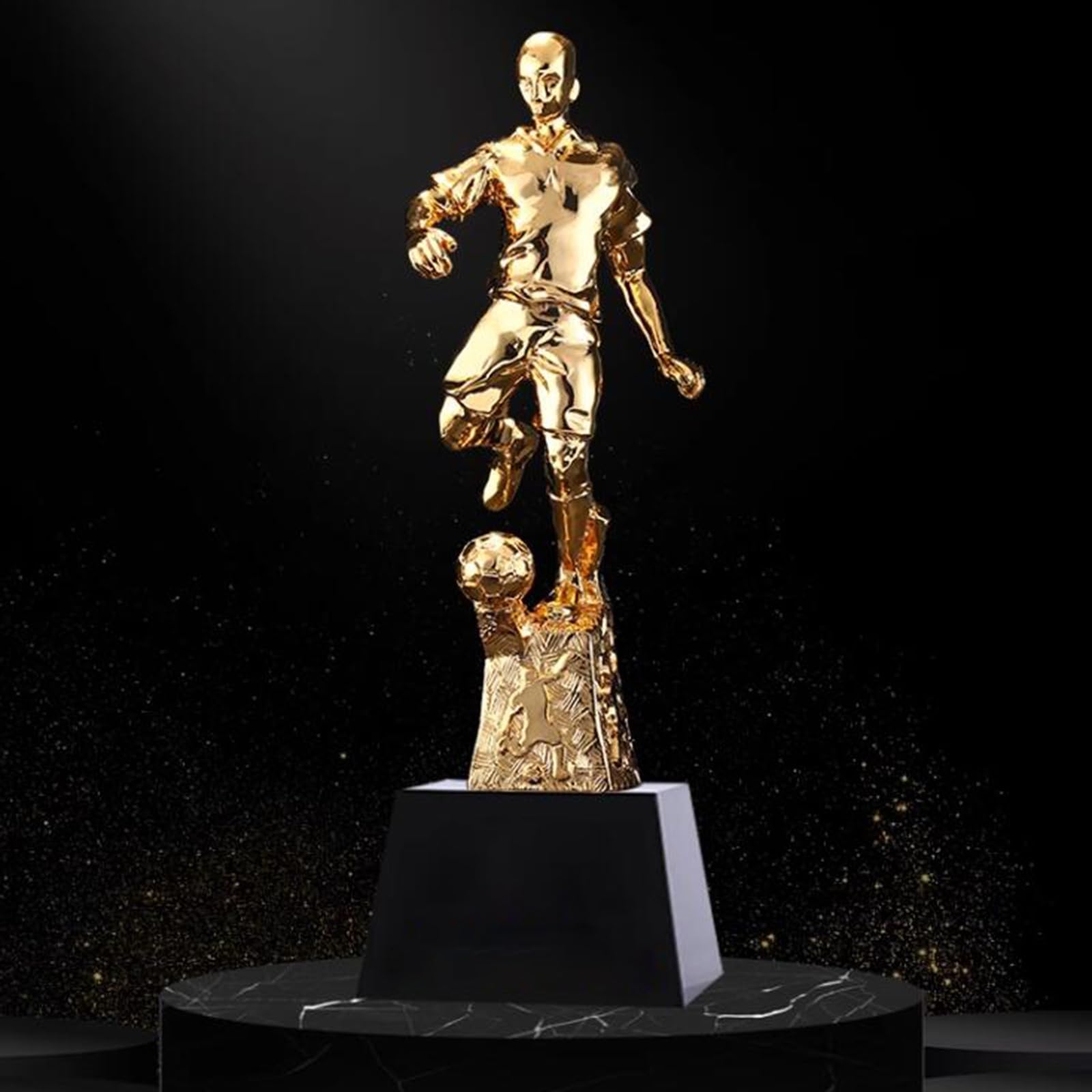 Trofeos, medallas y premios Trofeo del Equipo del Campeonato del Partido De Fútbol Trofeo De Premio De La Serie De Premios Deportivos De Fútbol. Sosteniendo El Trofeo De Honor Regalos De Recuerdo