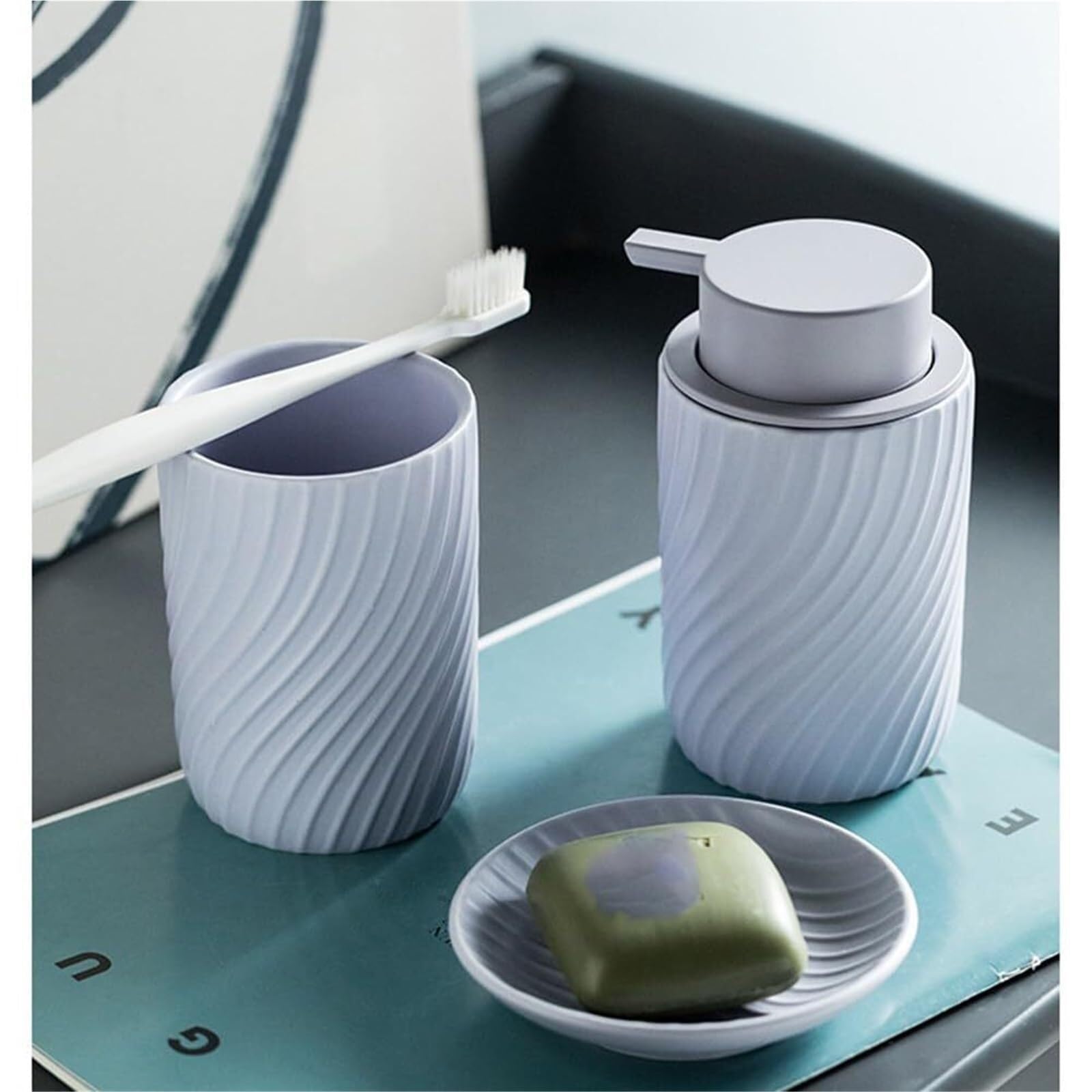 Set di accessori per il bagno 3-Piece Striped Includes 1 Aromatherapy Bottle/1 Cup Liquid Soap Dispenser Or Arredamento per gli affittuari
