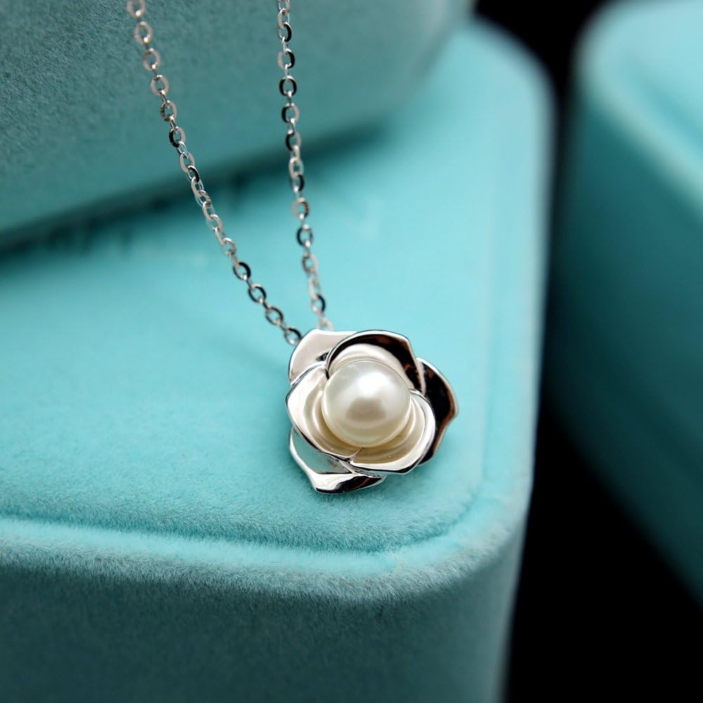 "Sevimli Gül" motifli, yüksek parlaklıkta 925 ayar gümüş küpeler, 7 mm doğal tatlı su incileriyle birlikte sunulmaktadır.