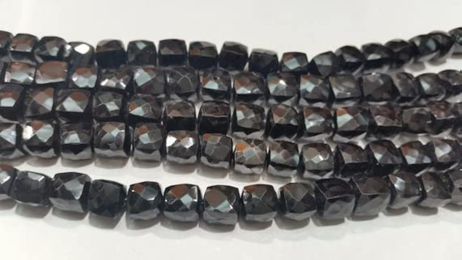 LKBEADS Czarna kostka spinelowa fasetowana w 8 mm, dobrej jakości fasetowany kształt pudełka 33 cm pasmo.
