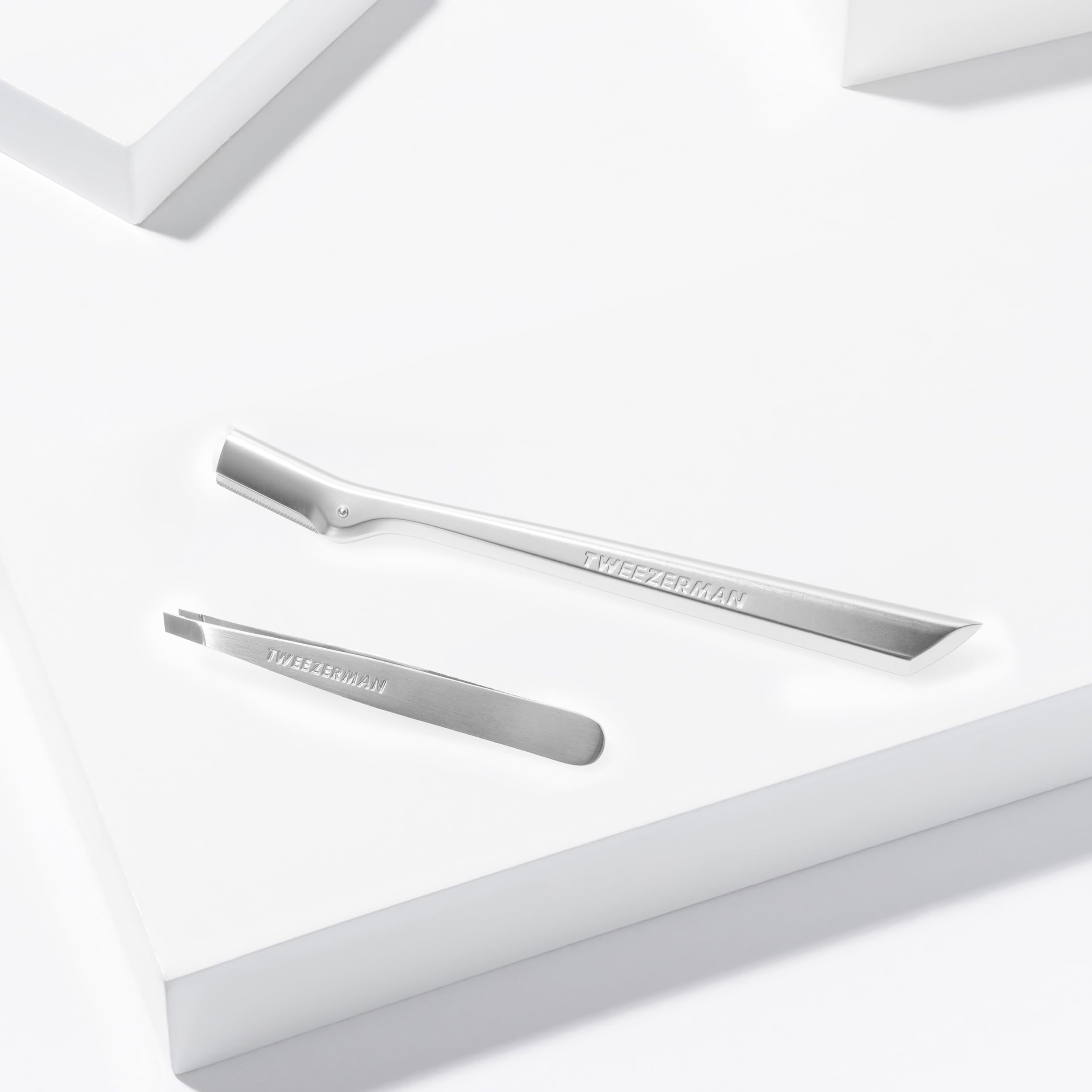 TWEEZERMAN Set de afeitadora de cejas con mini pinza inclinada (Mini Slant Tweezer & Brow Razor Set), plateado
