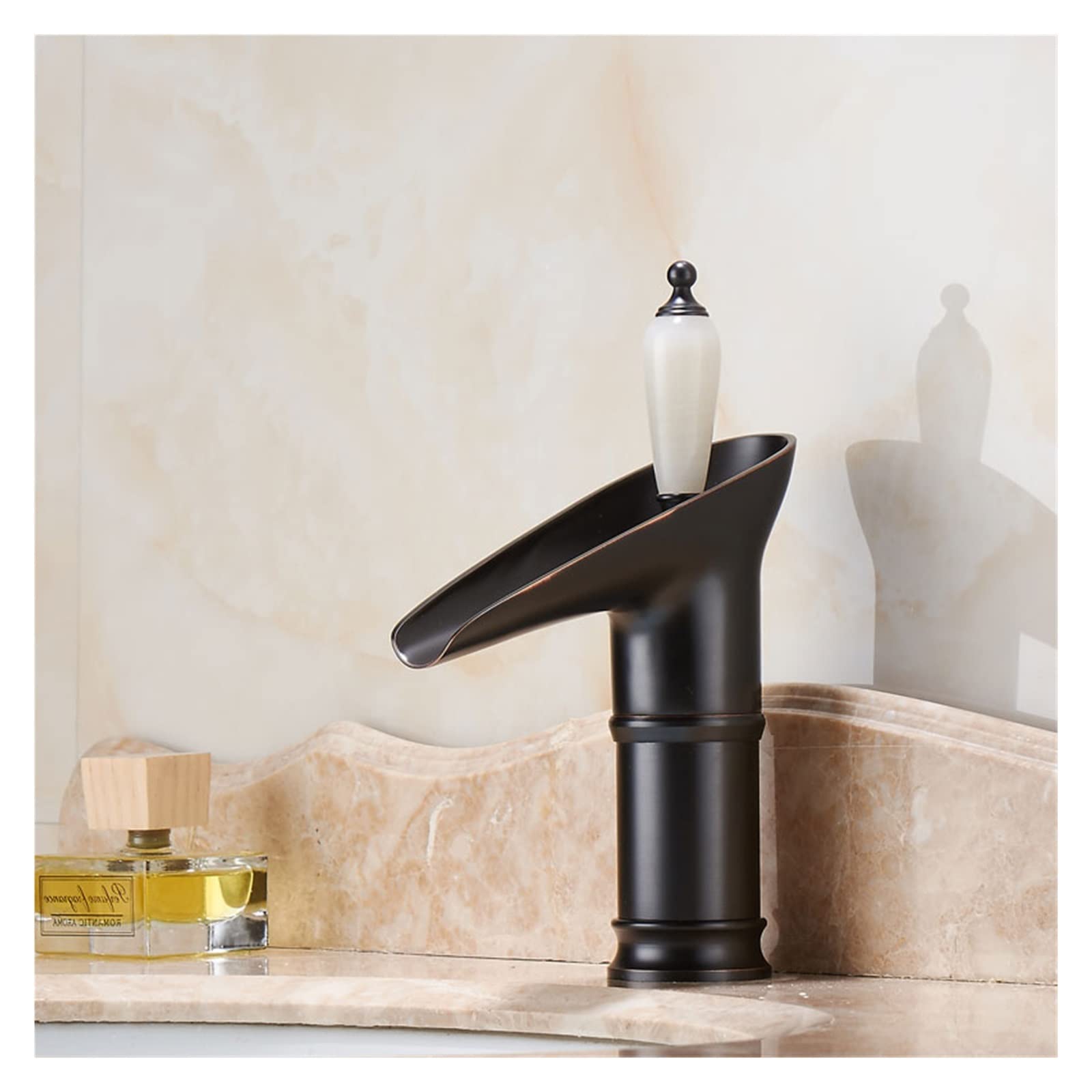 Grue de salle de bains avec mitigeur cascade noir pour une routine matinale zen