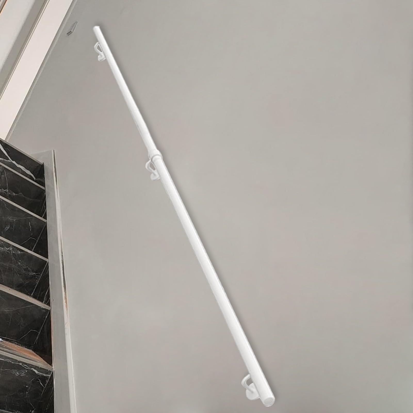 Rampe d'escalier blanche pour sécuriser les marches et éviter les chutes