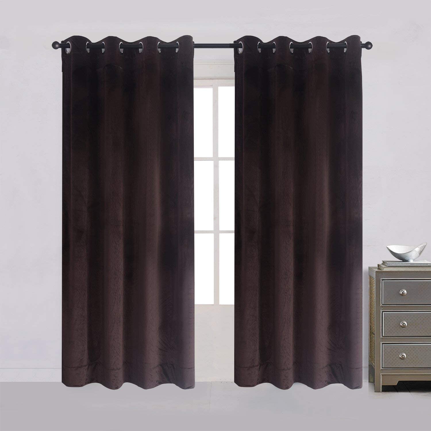 Rideaux occultants super doux marron créant une ambiance de nuit dans la chambre