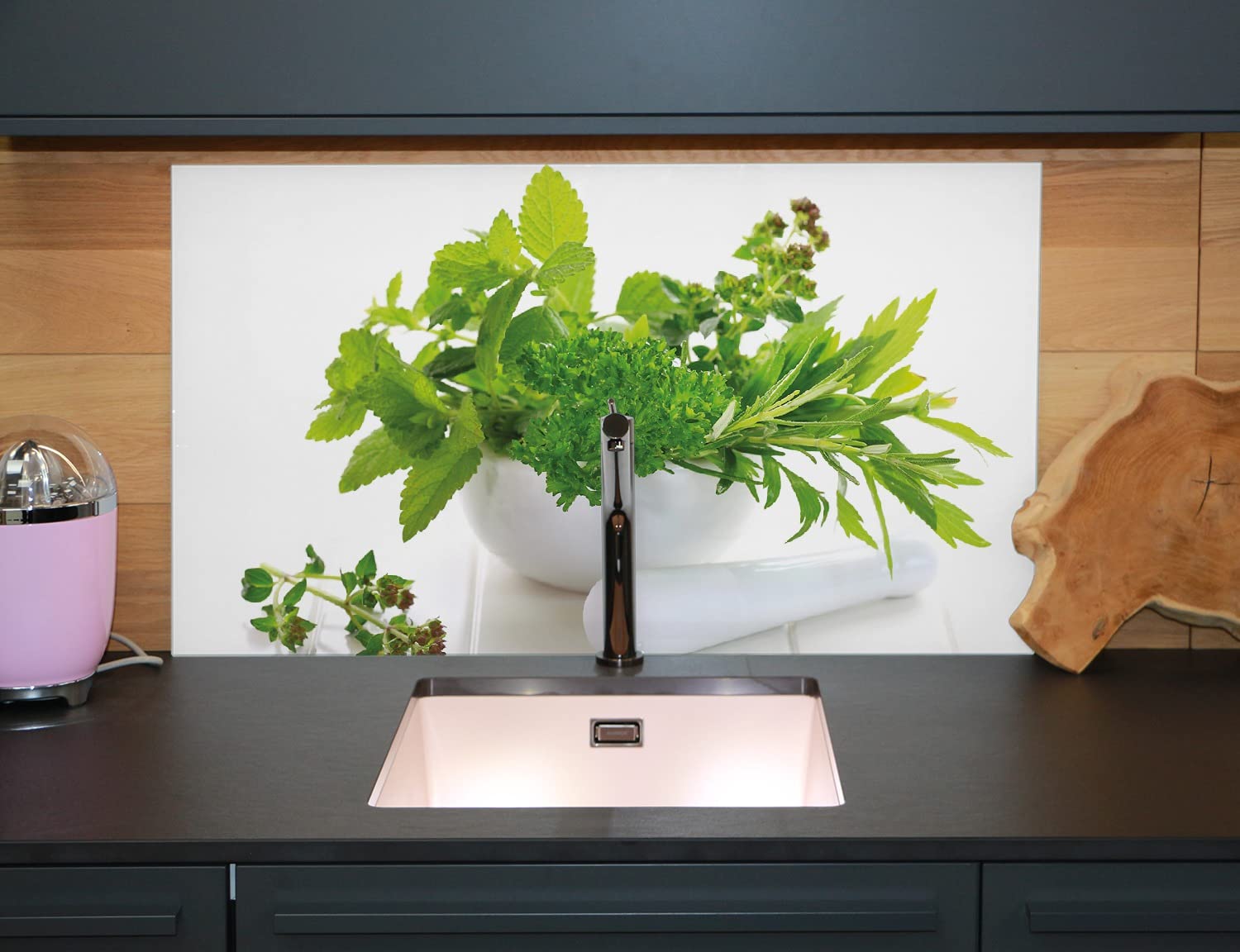 Wallario Herdabdeckplatte/Spritzschutz aus Glas, 1-teilig, 90x52cm, für Ceran- und Induktionsherde, Welt der Kräuter - Verschiedene Kräuter in einem weißen Mörser