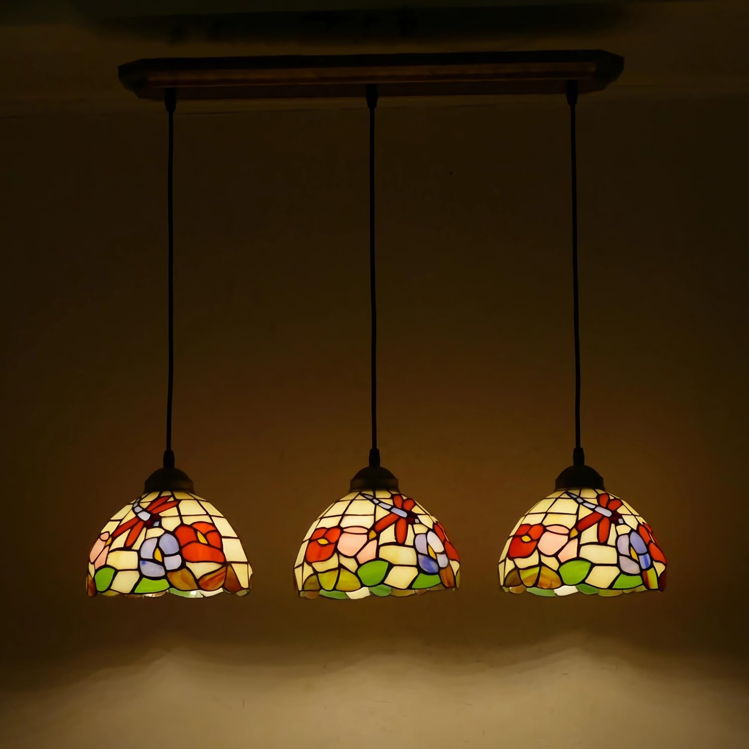 Lámpara colgante de vitral Tiffany ajustable para dar calidez a tu comedor