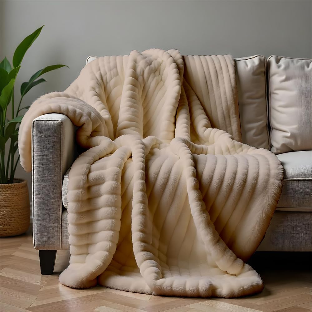 Dreamfox Faux Fur Throws for Sofas Large Couch Blanket (150 x 200 cm) Soft Blankets Fur Blankets and Throws Fur Throws for Beds Throw for Travel, Kids, Camping