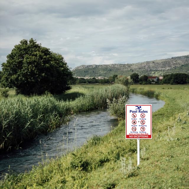 Cartelli Regole Piscina, "No Diving No Glass", "No Food No Pushing No Running No Peeing in Pool Swim at Your Own Risk" Cartello da Giardino con Pali, 17,5×22 cm, Cartelli da Giardino