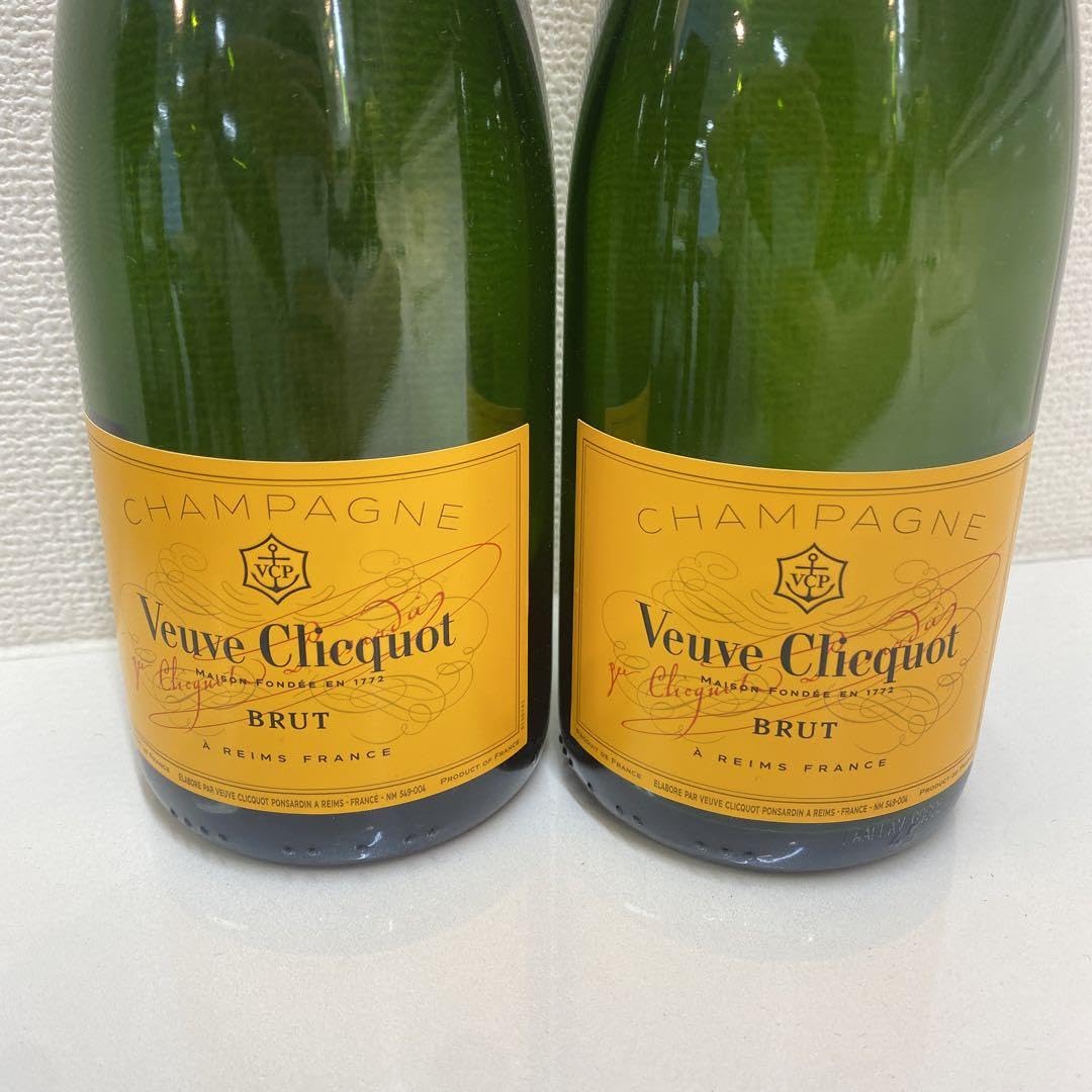 Amazon.co.jp: Veuve Clicquot ダミーボトル 2本セット : おもちゃ