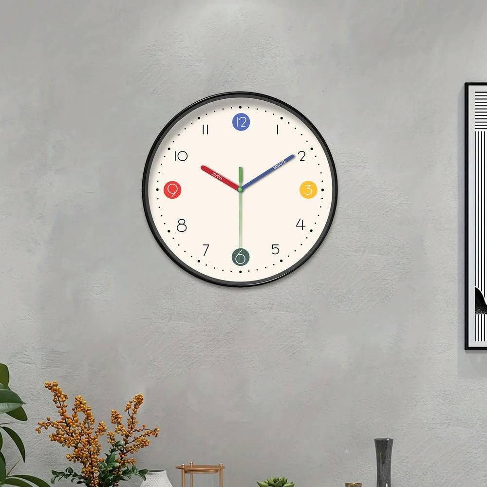 NYSDM Eine einfache beige und weiße Wanduhr mit bunten Zeigern und niedlichem digitalem Design, 25,4–40,6 cm, rund, silberfarben