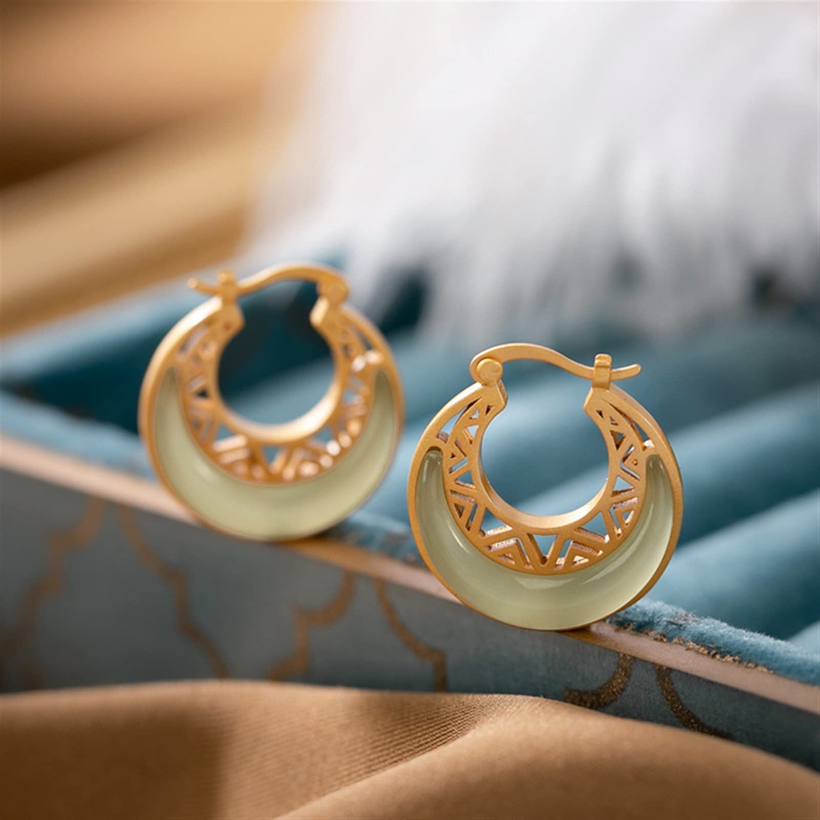 Pendientes de plata S925 chapados en oro con esmeralda para mujer, aretes sencillos con forma de luna, aretes de plata para novia