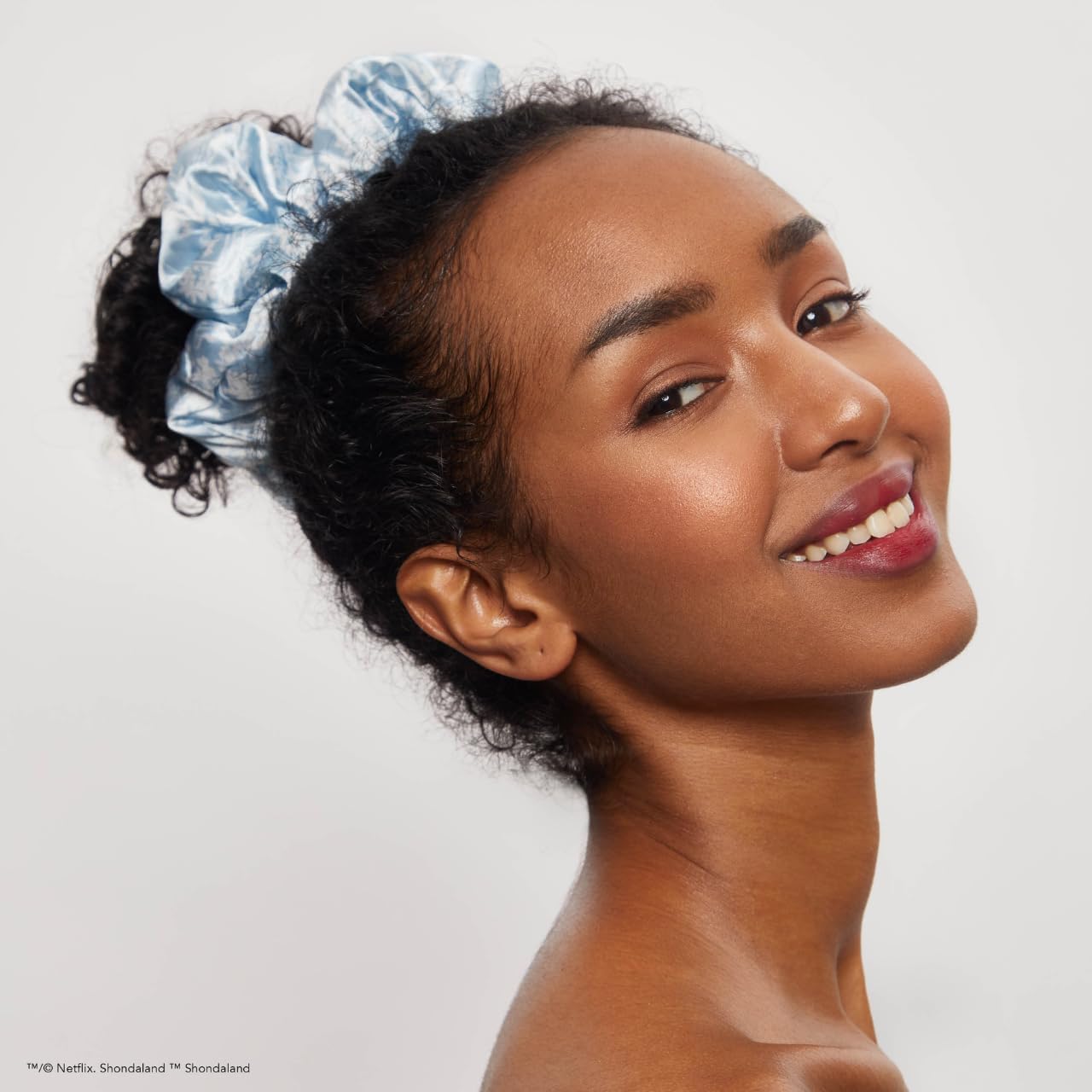 Bridgerton x Kitsch サテンシュシュ レディース ひっかかりにくい 引っ張らない ソフトで快適なシュシュ 女の子向け 昼も夜も最適 - トワル・ド・ブルー