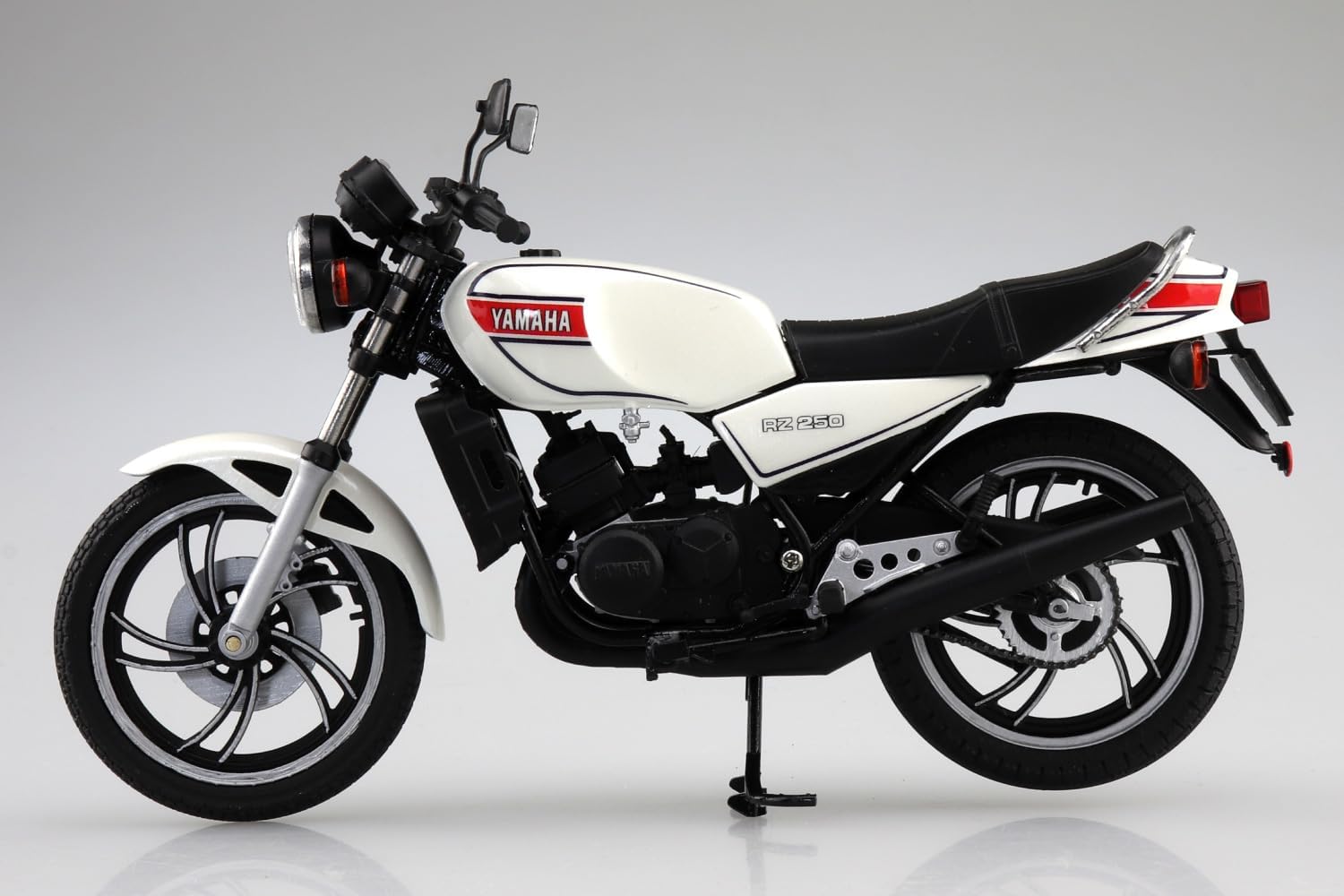 Aoshima Yamaha RZ250 New Pearl White 1:12 Scale Diecast Bike