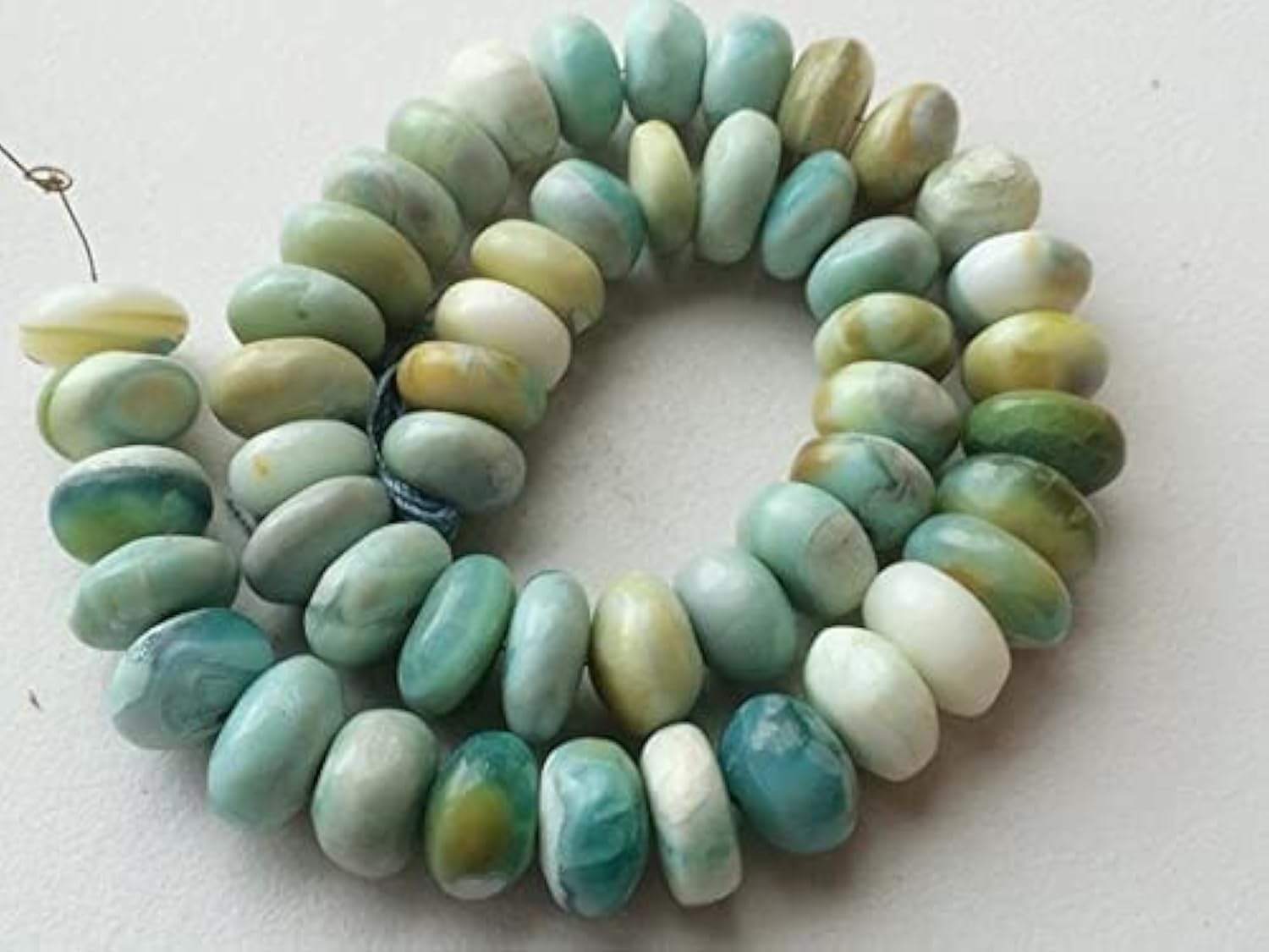 Perles opale verte 12-13mm naturelles pour remplacer les imitations en plastique par de vraies gemmes