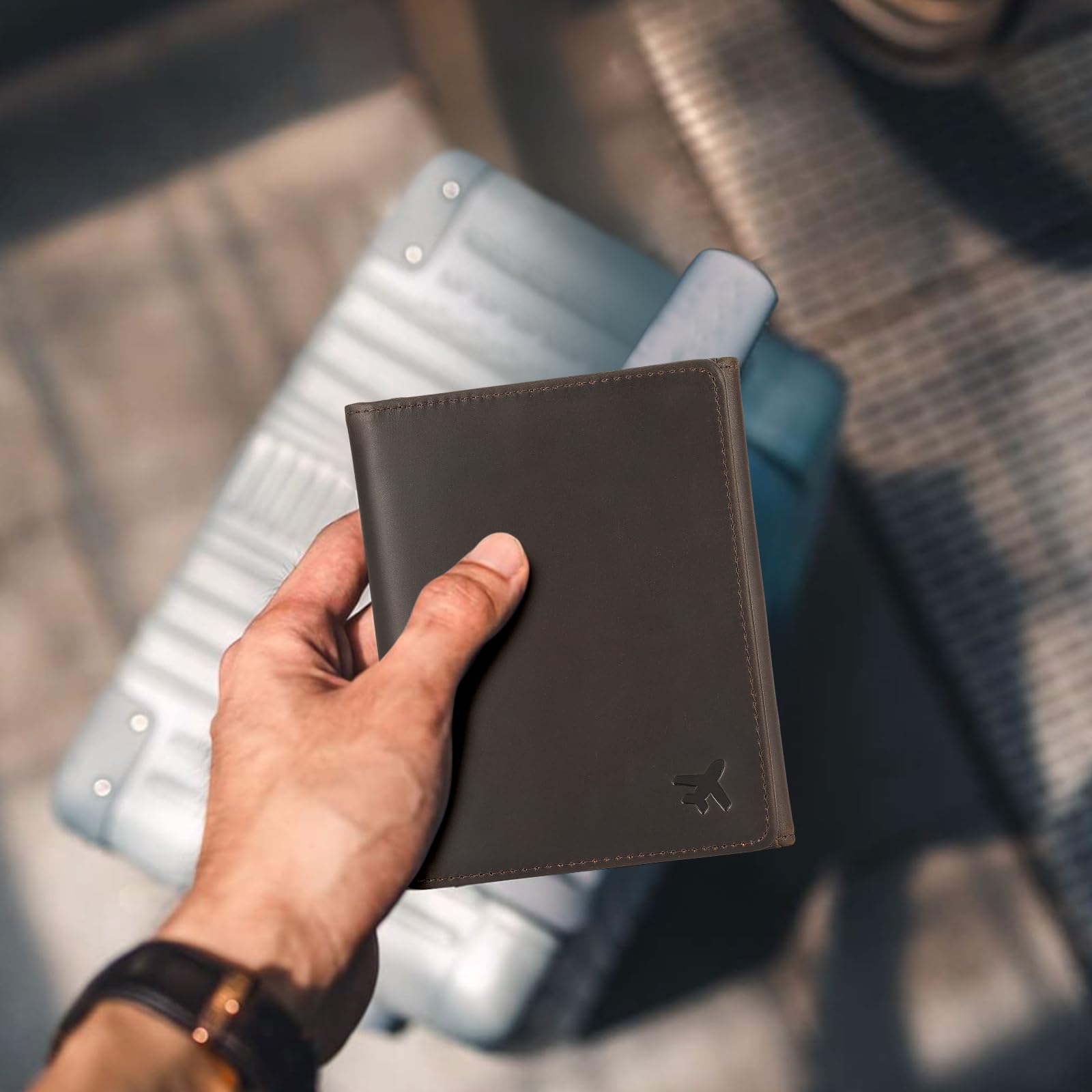 Polare - Cartera de cuero de grano completo para pasaporte, con bloqueo RFID, cartera triple para hombres, organizador de documentos para profesionales de la aviación, Marrón oscuro, Billetera triple