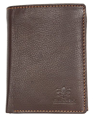 Portefeuille marron en cuir souple vertical contre les poches de veste déformées