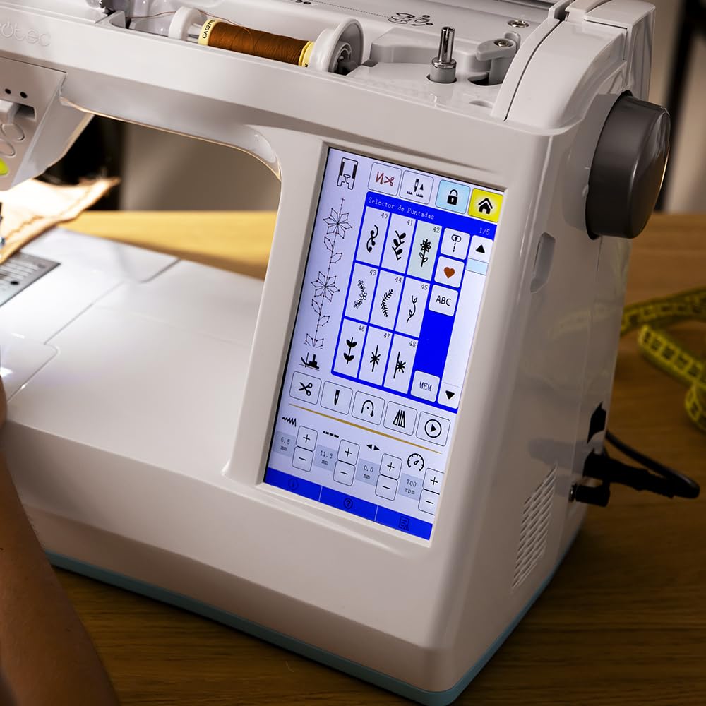 Cecotec Machine à Coudre Numérique BelleCouture 36000 Control. Écran Tactile 7", 360 Points, PedalFree, Enfilage Automatique, Lumière LED, Coupe-fil, Aiguille Haut/Bas, Kit d'Accessoires Complet.