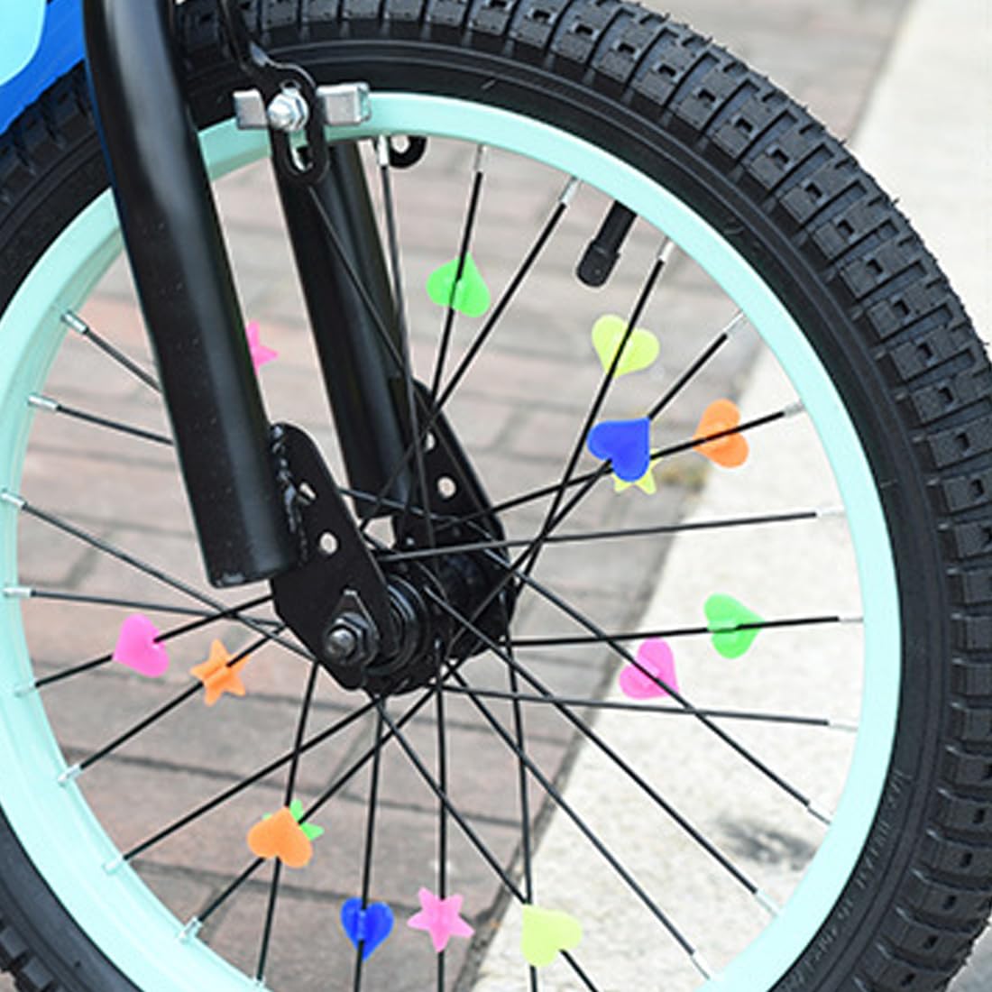 AORHOFJ 140 Perles Réfléchissantes Pour Rayons De Vélo – 4 Formes (cercle, Cœur, étoile, éclair) – Pour Enfants, Brillent 6-8h, Faciles à Clipser