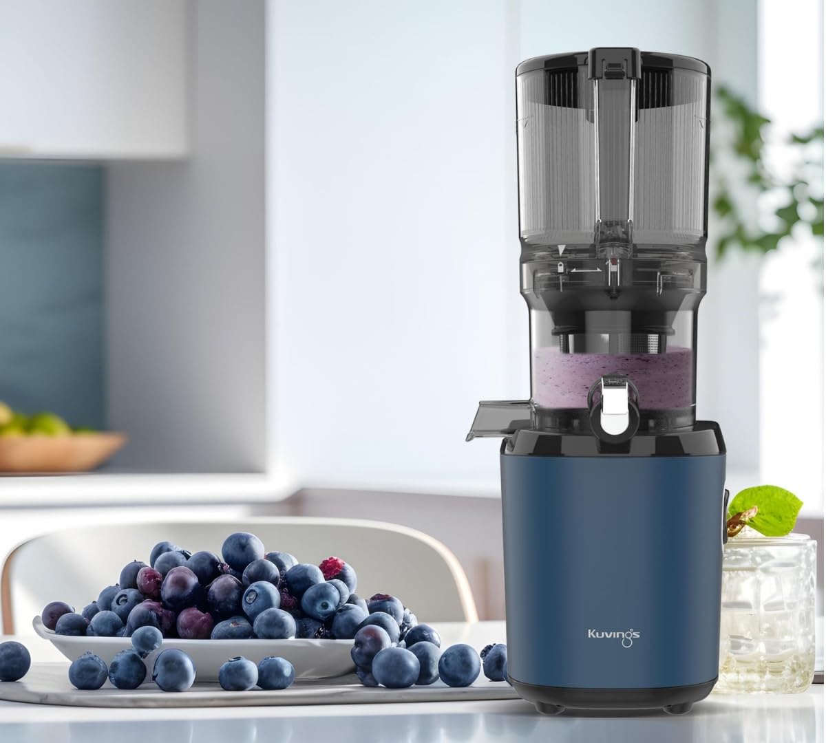 Kuvings | Extractor de jugo manos libres AUTO6 | Corte automático de frutas y verduras enteras | Cesta de 1,7 L | Limpieza fácil | Azul marino