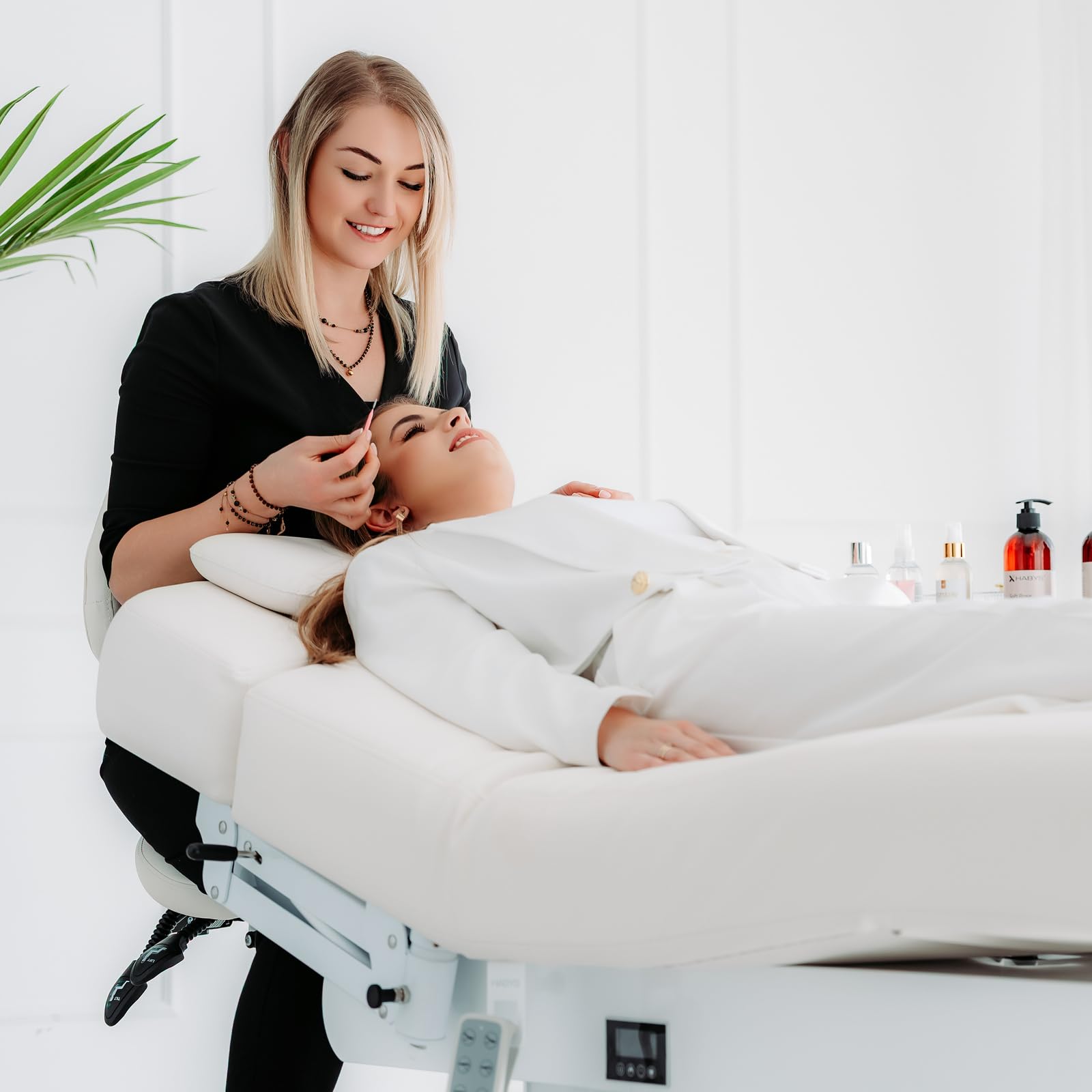 HABYS Eterna Elektrische Kosmetikliege mit 4 Motoren & Heizfunktion | Premium Beautyliege mit RGB-LED, 16 cm Komfortpolsterung & Gesichtsausschnitt, SPA, Massage & Ästhetische Medizin