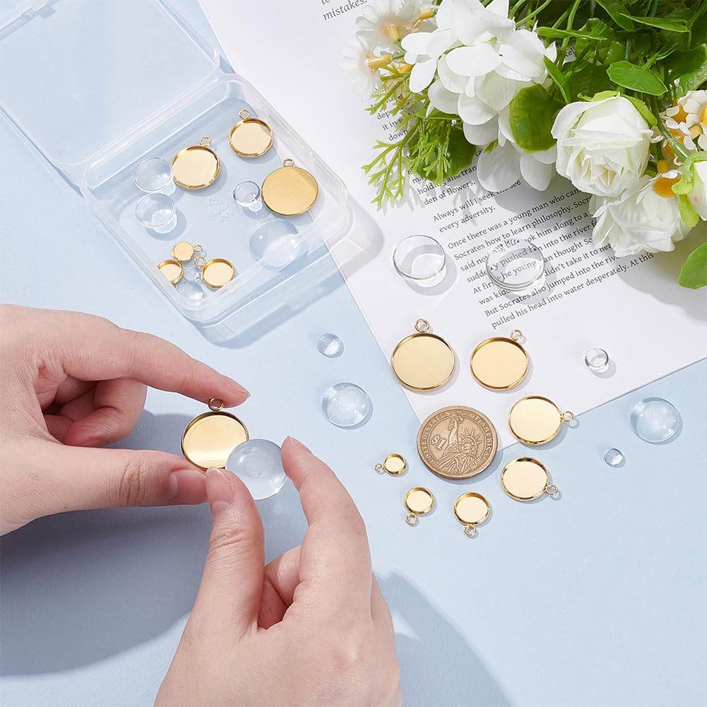 UNICRAFTALE 14pcs 7 Styles Pendentif Cabochon en Acier Inoxydable Doré avec 14pcs Cabochons en Verre Transparent Environ 11-26.5mm Long Lunette Pendentif Blanks Plats Ronds Pendentifs Plateaux