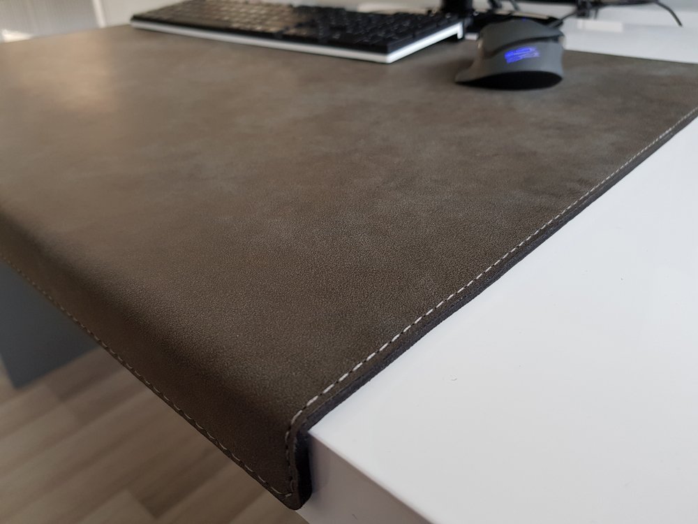 Gewinkelte Schreibtischunterlage mit Kantenschutz Nubuk Leder 90 x 47 Dunkelgrau
