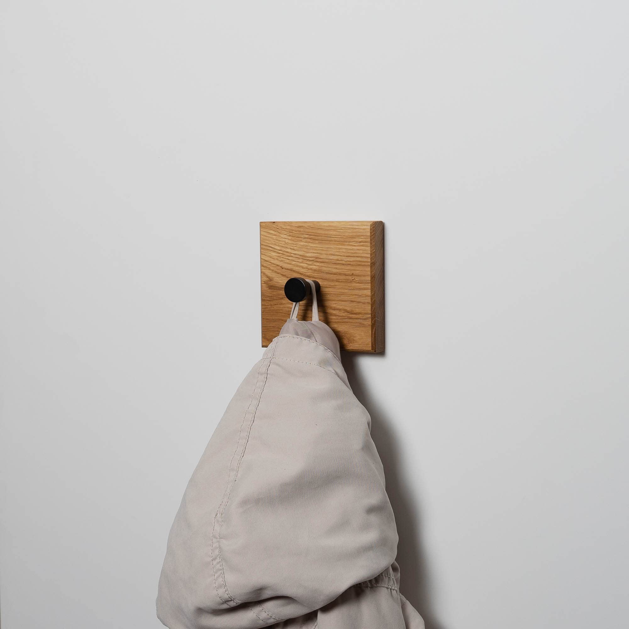WOODS Garderobenhaken aus Holz quadratisch mit Klebepad I unsichtbare Montage ohne Bohren I einzeln oder als Garderobenleiste I Hakenleiste Handtuchhalter (Eiche, Schwarze Haken, 3 Stück)