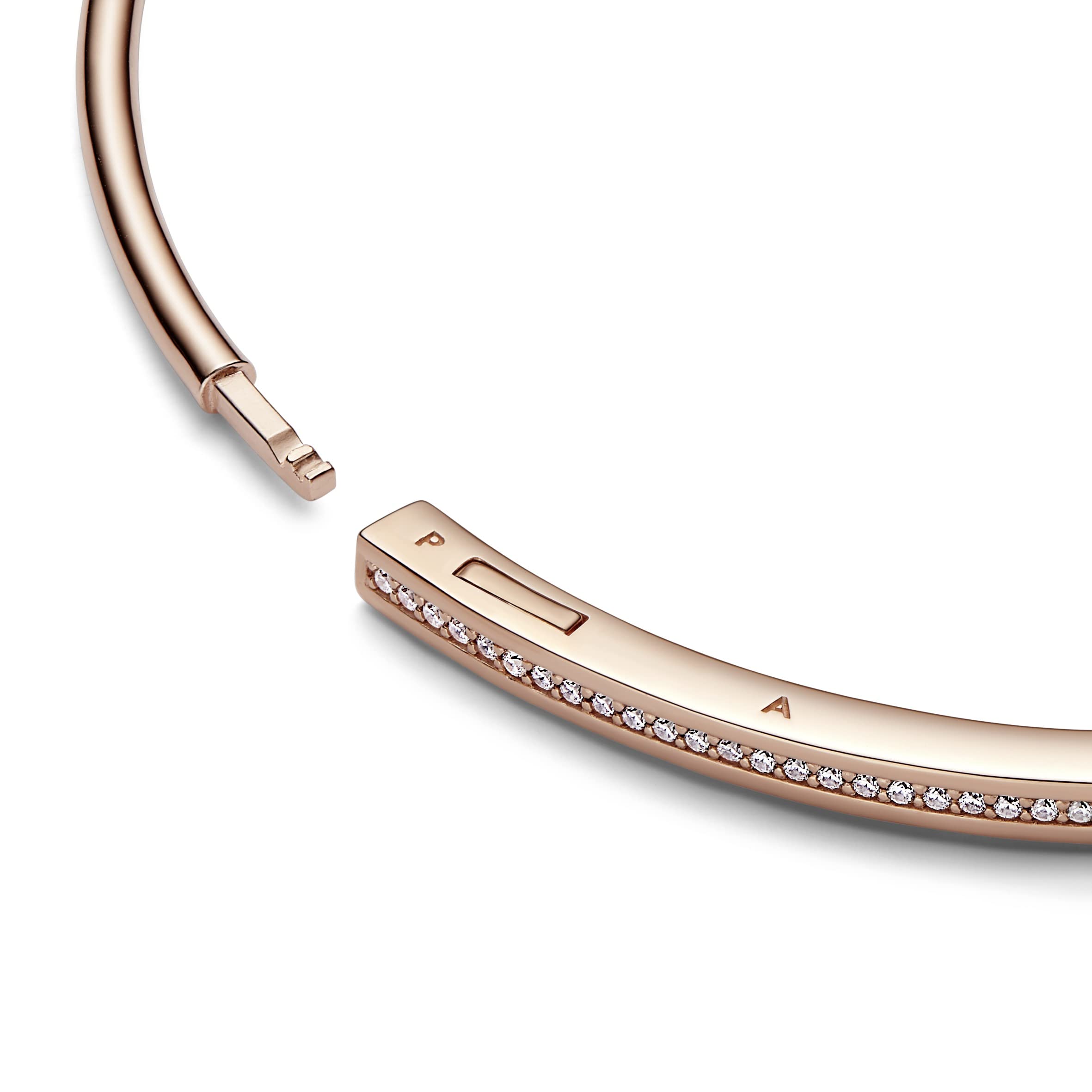 PANDORA Signature - Bracciale rigido I-D con pavè, placcato in oro rosa 14k, con pietre di zirconia cubica incolori