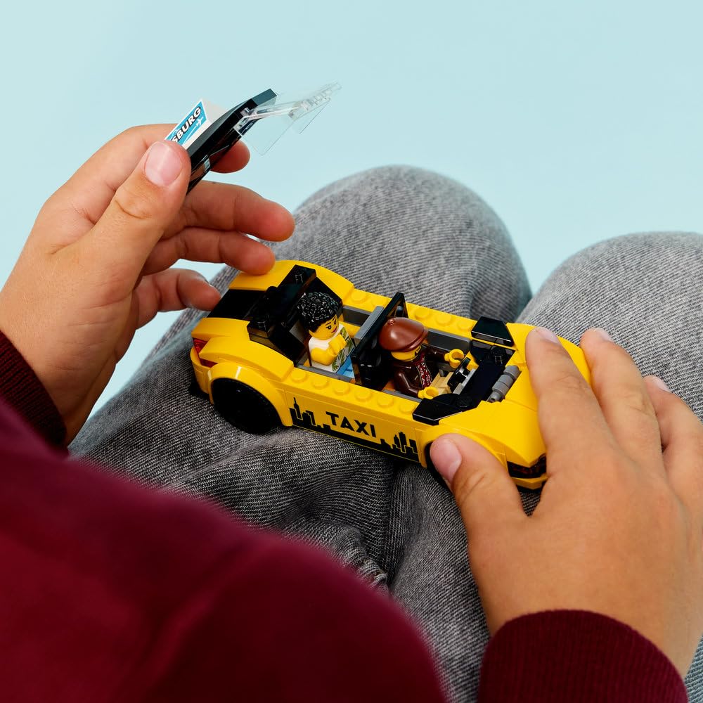 LEGO City Żółta taksówka, samochód do zbudowania i dwie minifigurki, zabawka dla dziecka, pomysł na prezent dla 5-latka, na urodziny dla chłopca i upominek dla dziewczynki, ozdoba na biurko 60487