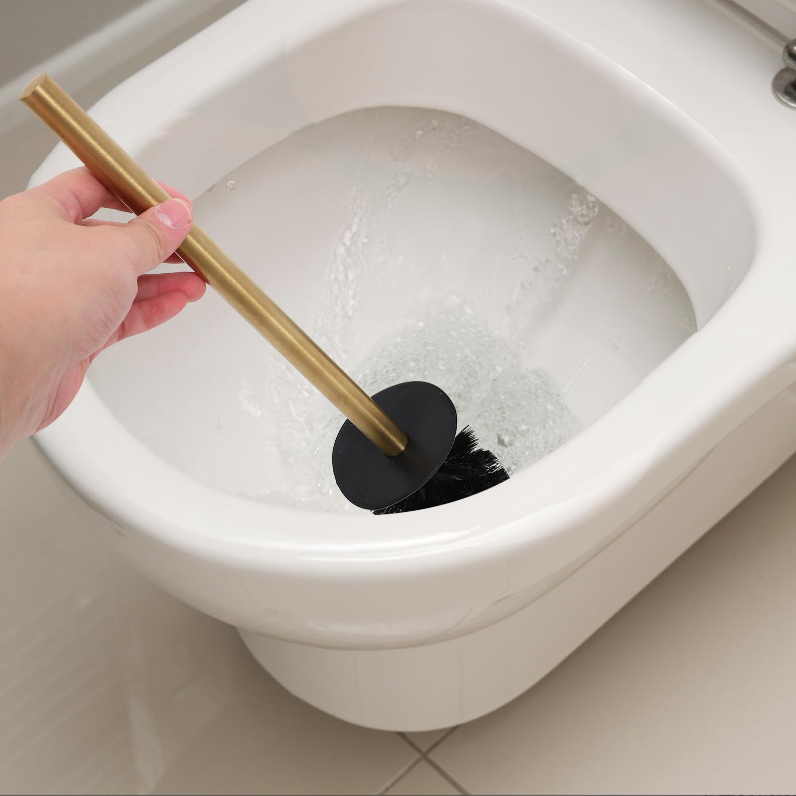 iplusmile Escobillero Baño con Juego de Escobilla y Soporte para Inodoro Dorado de Acero Inoxidable, Diseño Montable en Pared para Limpieza Efectiva en Baño