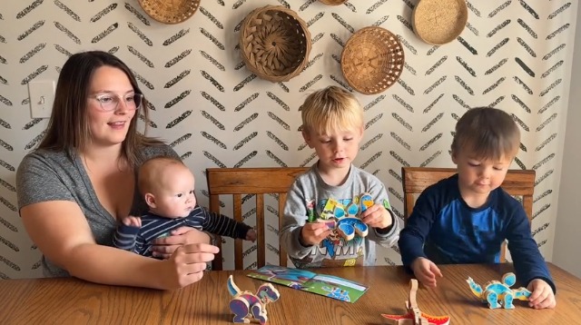 FEMBW Dinosaur Wooden Building Blocks - 28 Piece Snap Together STEM Toys For Kids 3-7, Montessori Learning