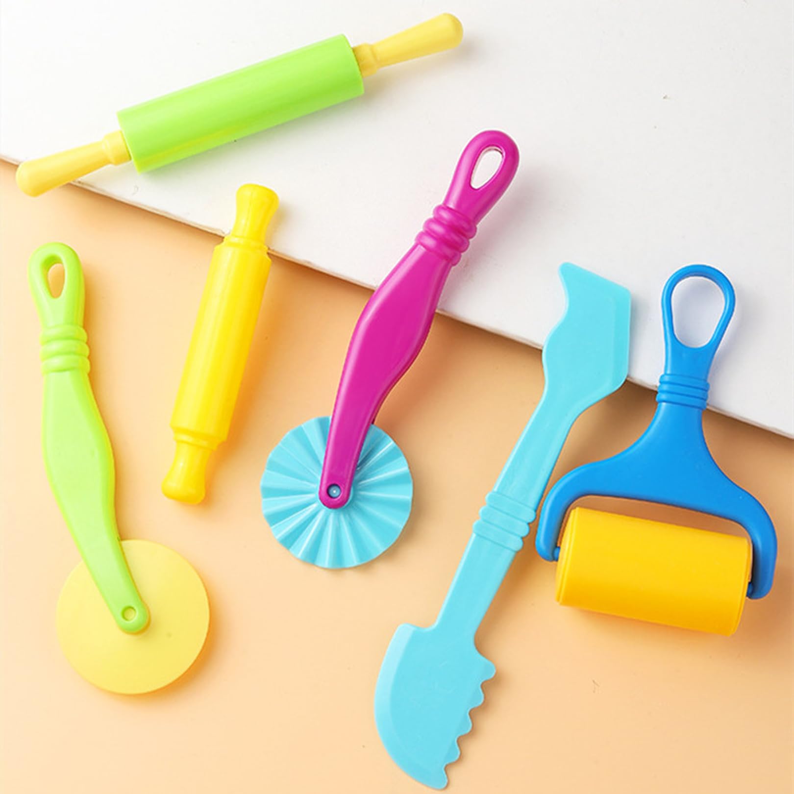 Het Spel Van Het Kinddeeg in School Plasticine Voor Kinderen Stock Foto