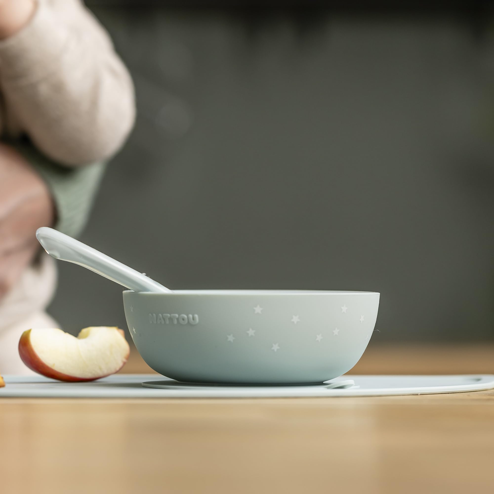 Nattou Vajilla Infantil de Silicona, 4 Piezas, 1 Cuchara, 1 Bol con Tapa, 1 Taza para Beber, 1 Mantel Individual, Sin BPA, Silicona, Verde