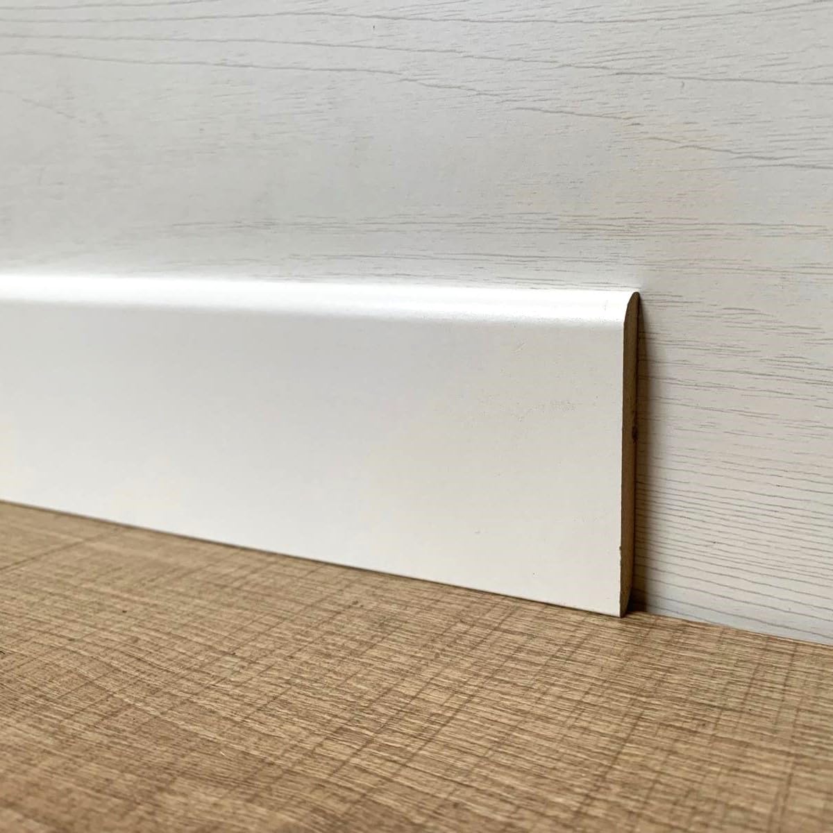Battiscopa liscio in MDF rivestito mm.70x10x2180. Confezione n° 5 aste totale mt. 10,90. (mm.70x10x2180 laccato bianco)