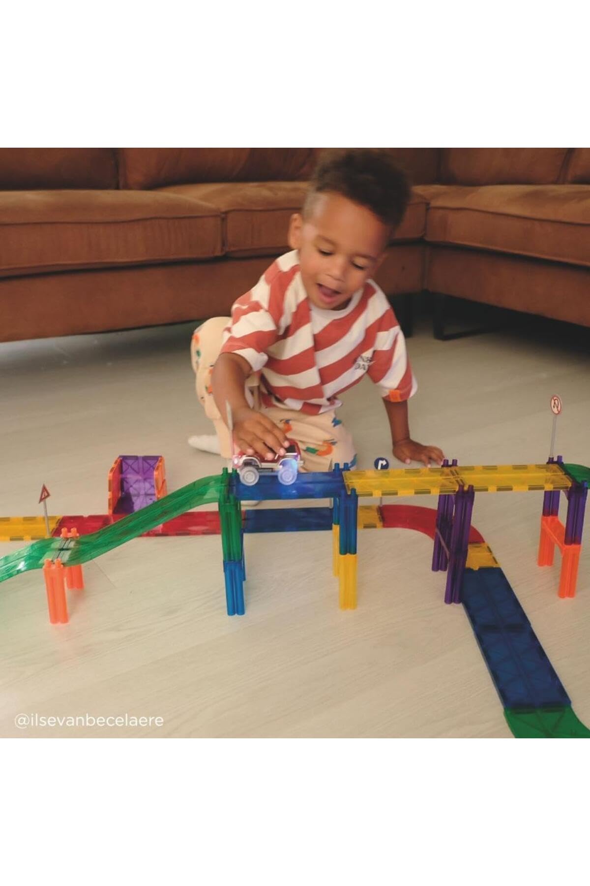 Autobahn-Bausatz in Knallfarben 65 Teile, Magnetspielzeug Rennstrecke mit Auto, Verkehrsschilder, Robustes Lernspielzeug, langlebige Magnetbausteine, für Kinder ab 3 Jahren