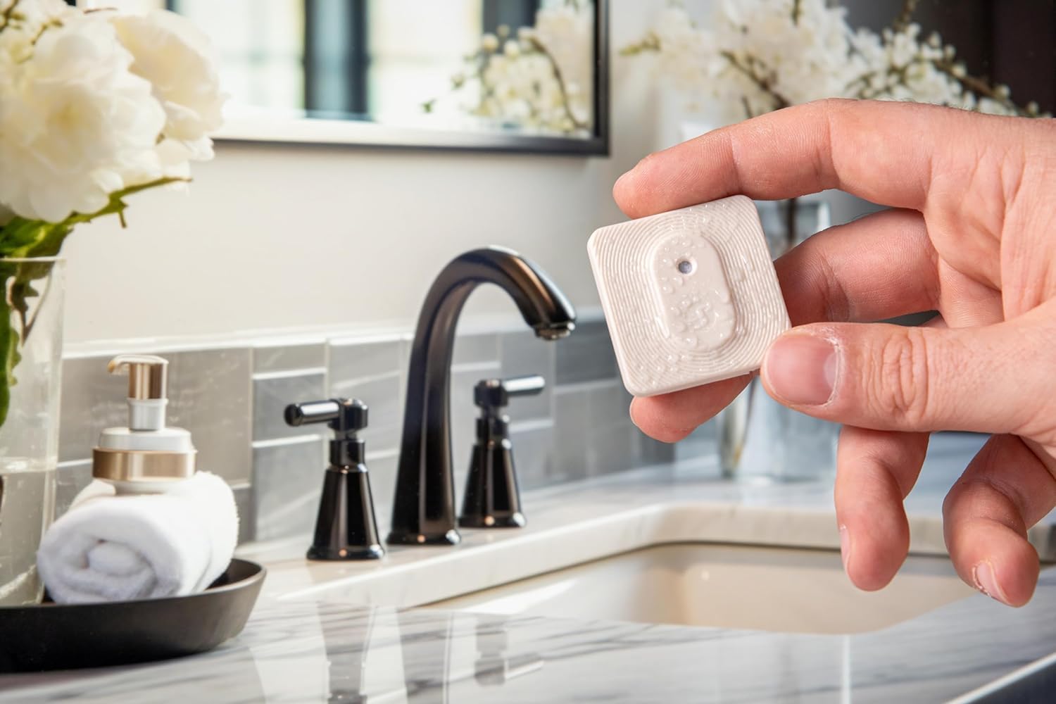 Shelly Blu H&T Avory | Confezione da 2 | Sensore di temperatura e umidità controllato Bluetooth | Resistente agli spruzzi d'acqua e alla polvere | Classe di protezione IP54 | App iOS Android |