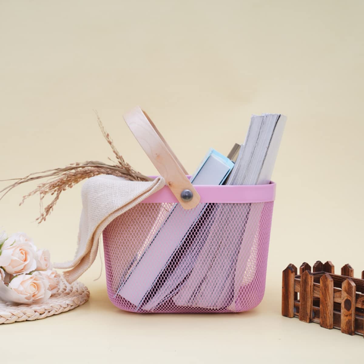 Cesto portaoggetti in rete metallica, portatile, da giardino, per la raccolta e la frutta, con manico in legno, ideale per cucina, picnic, dispense, armadietti, decorazioni per la casa (rosa,