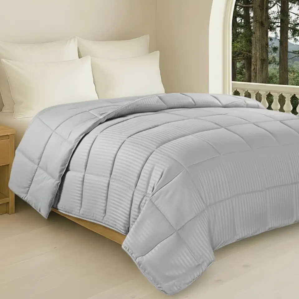 Edredom Toque de Plumas Dupla Face, Microfibra Plumage Liso e Stripe Quadriculado (Cinza Stripes, Queen)