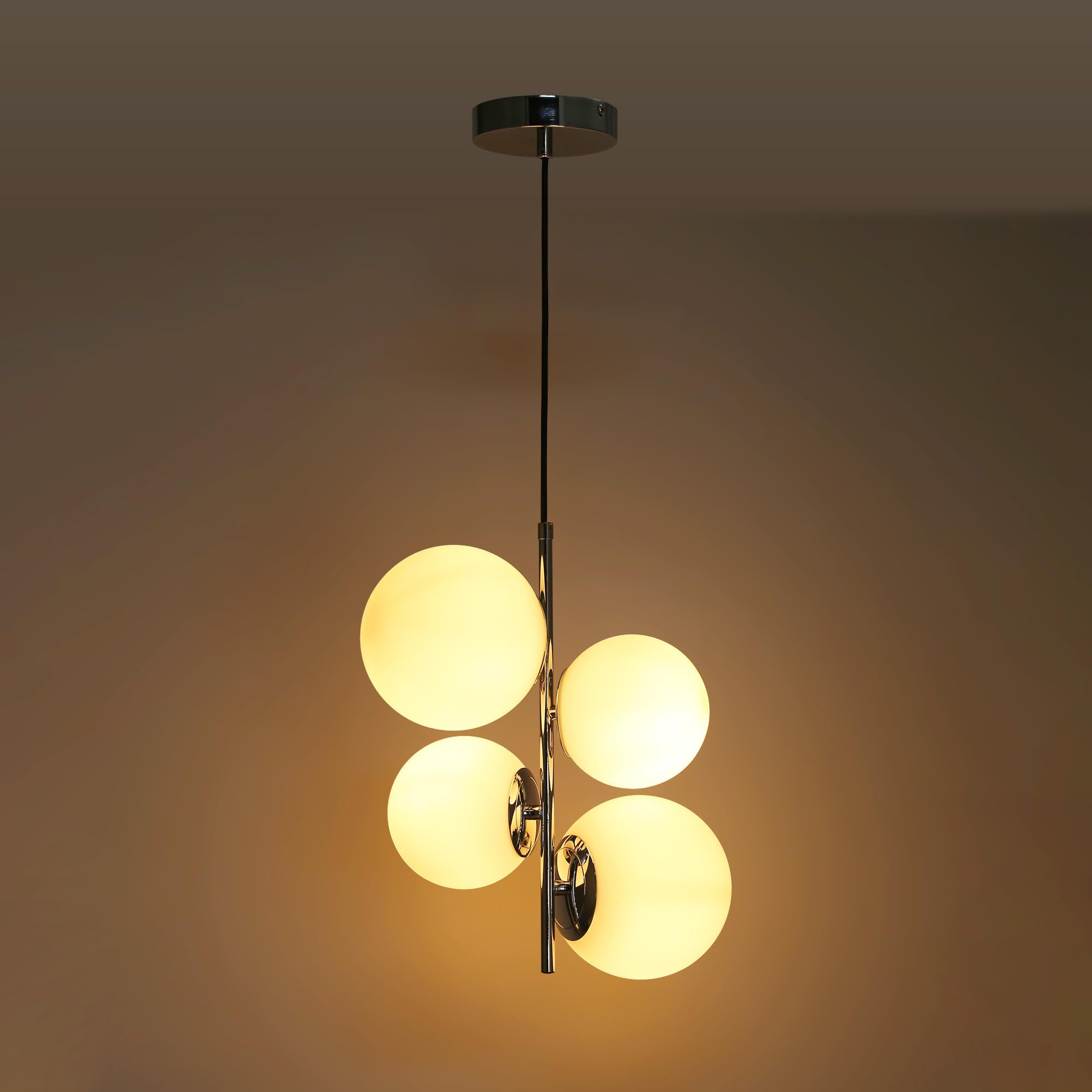 Lampada a sospensione da soffitto TANNA a 4 sfere, lampada moderna in vetro opalino e alluminio, attacco E27, Ø 15cm, altezza regolabile, per soggiorno, sala, cucina o camera da letto