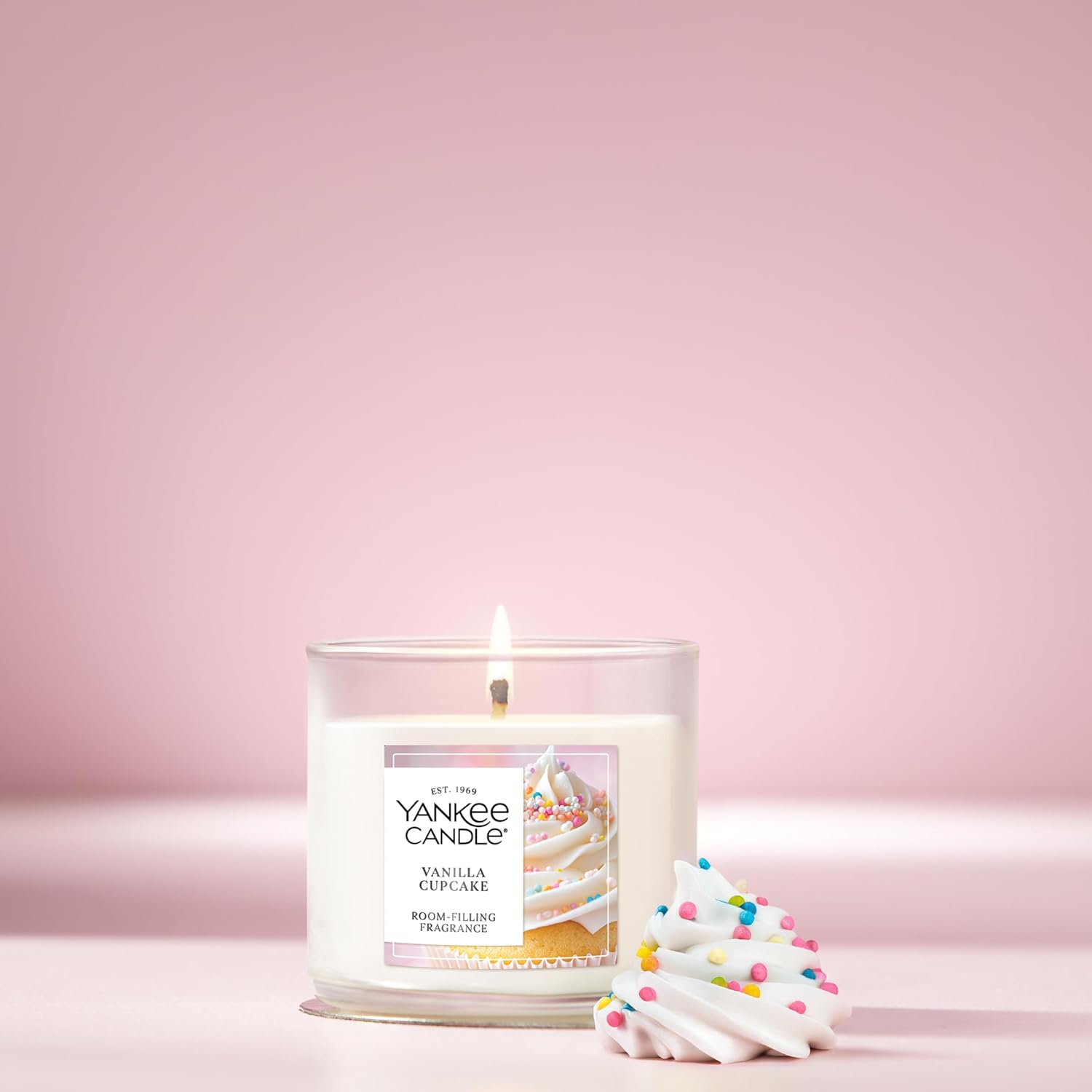 Yankee Candle Small Tumbler Scented Candle with up to 40 Hour Burn Time, Premium Plant Wax Blend for Consistent Burn, 4.3 oz Tumbler Candle with Room Filling Fragrance, Vanilla Cupcake