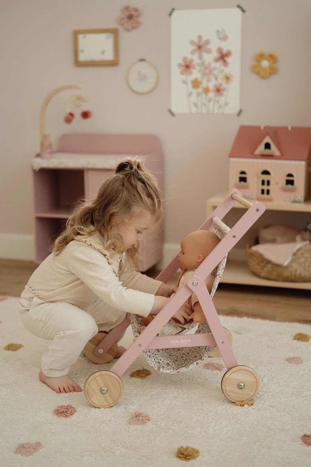 Little Dutch Holz Puppenbuggy Puppenwagen mit Ablagefach für Puppen von 33-46 cm Soft Flowers rosa