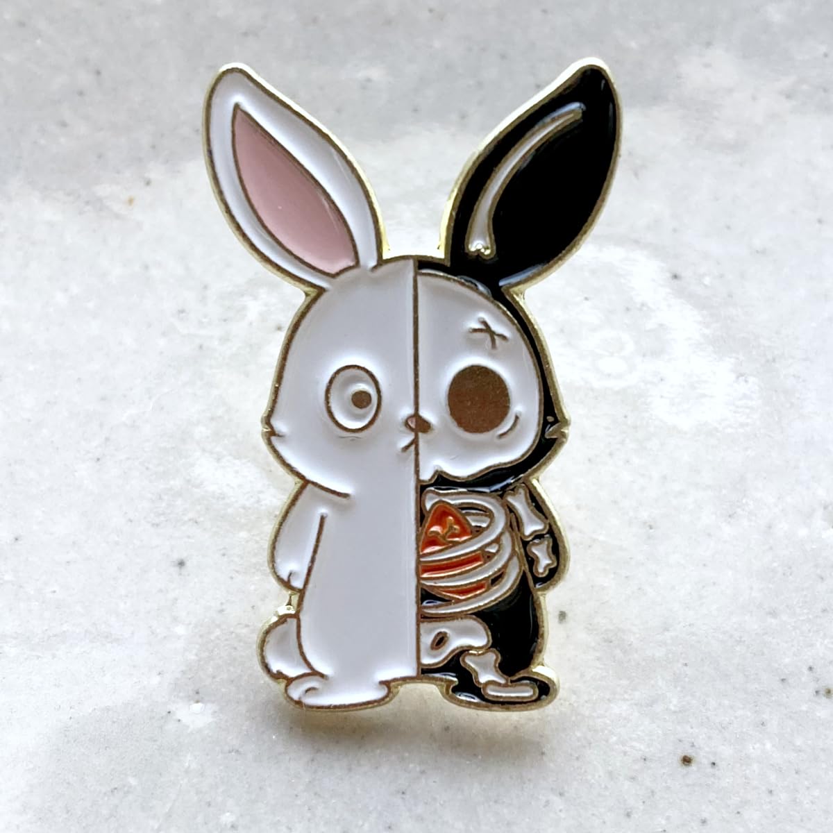 ウサギのピンバッチ Amazon.co.jp: 半分ウサギ 骸骨兎 レントゲン風 ピンバッジ