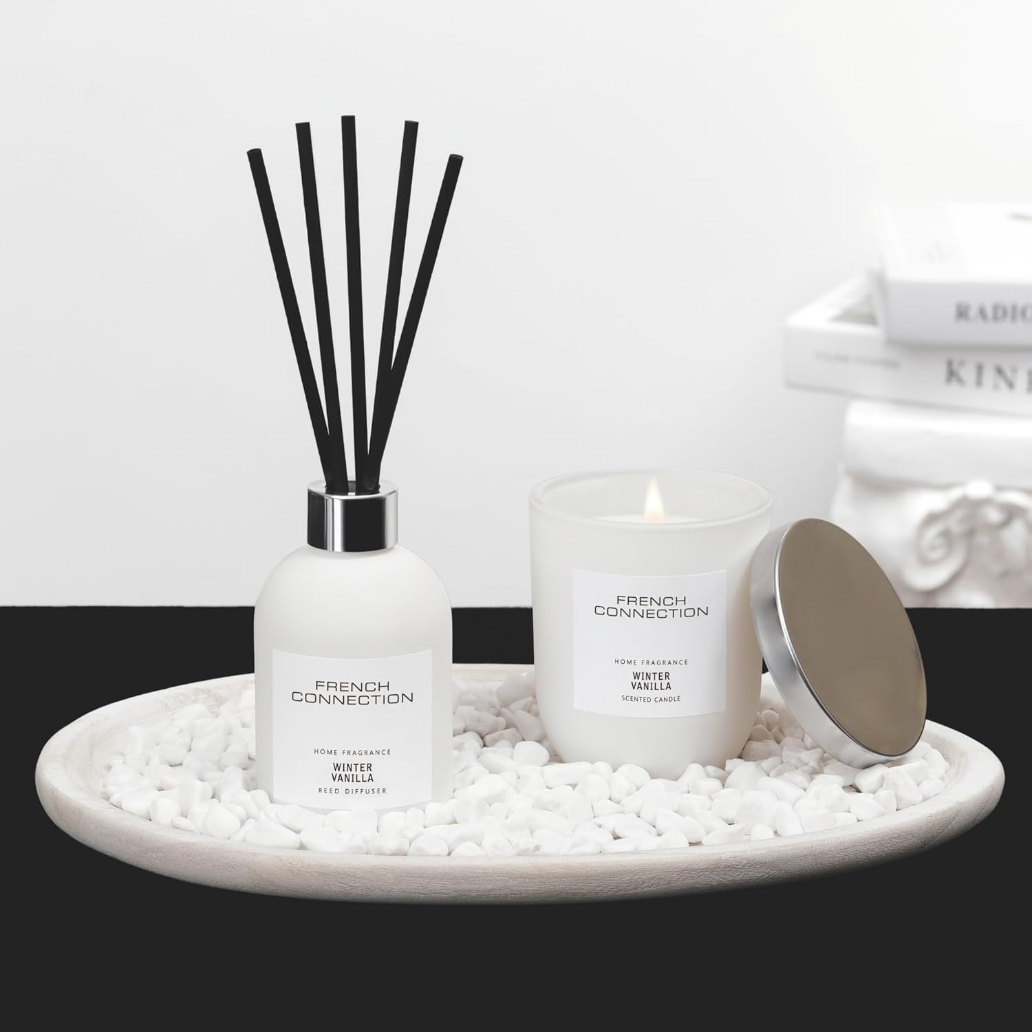 French Connection Set regalo di fragranze per la casa, candela profumata e diffusore a bastoncini con piatto in legno e ciottoli, set di lusso per aromaterapia, (vaniglia)