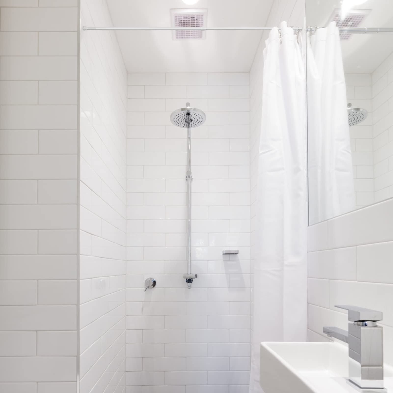 Ausla Tringle à Rideau Télescopique en Métal, Extensible 105-190cm, Sans Perçage, avec Patins Antidérapants pour Salle de Bain, Chambre, Cuisine, Salon