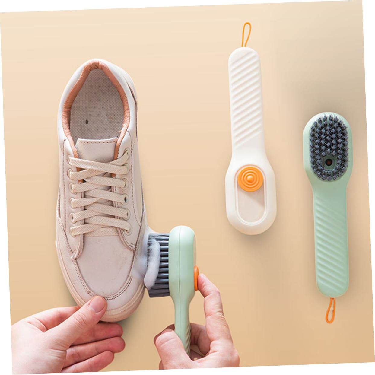 Veemoon Cepillo para Limpiar Zapatos Pack de 2 Unidades Cómodo y Compacto con Dispensador Automático de Líquido, Mango Largo de Plástico para Uso Diario y Exterior