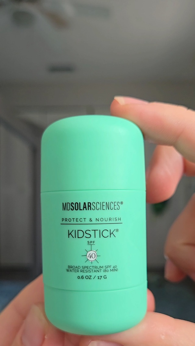 Image of MDSolarSciences Mineral KidStick SPF 40 | Gentle Sunscreen Stick for Kids | Zinc Oxide, Vitamins C & E | Easy Glide On, Broad-Spectrum, Fragrance-Free | Baby Registry Essential | 0.6 oz