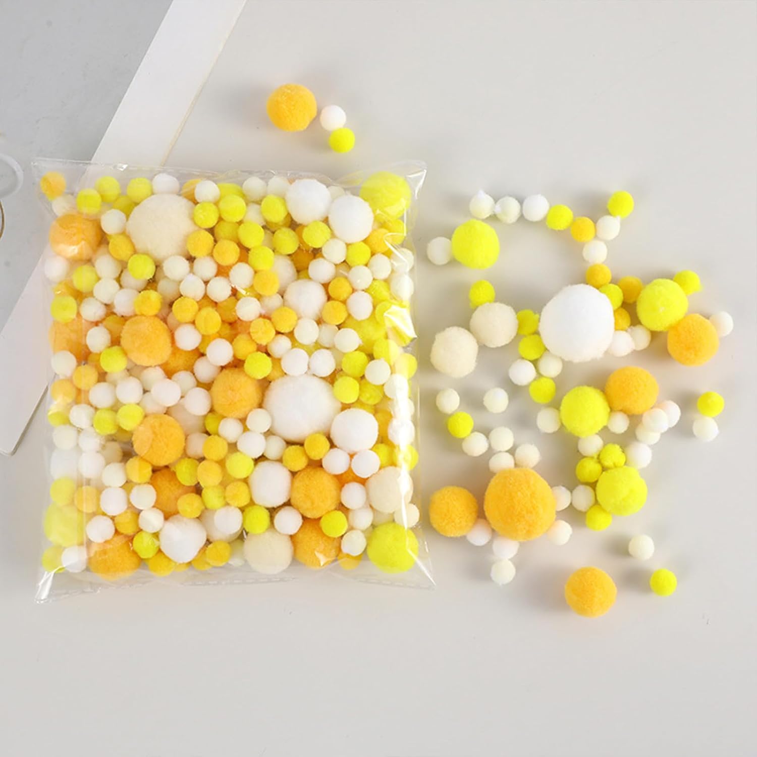 130 Pcs Assorted Sizes Craft Pom Poms,Creative Accessories,Applicable to DIY Small Pom Pom Christmas Party Decorations Supplies (Yellow/White)