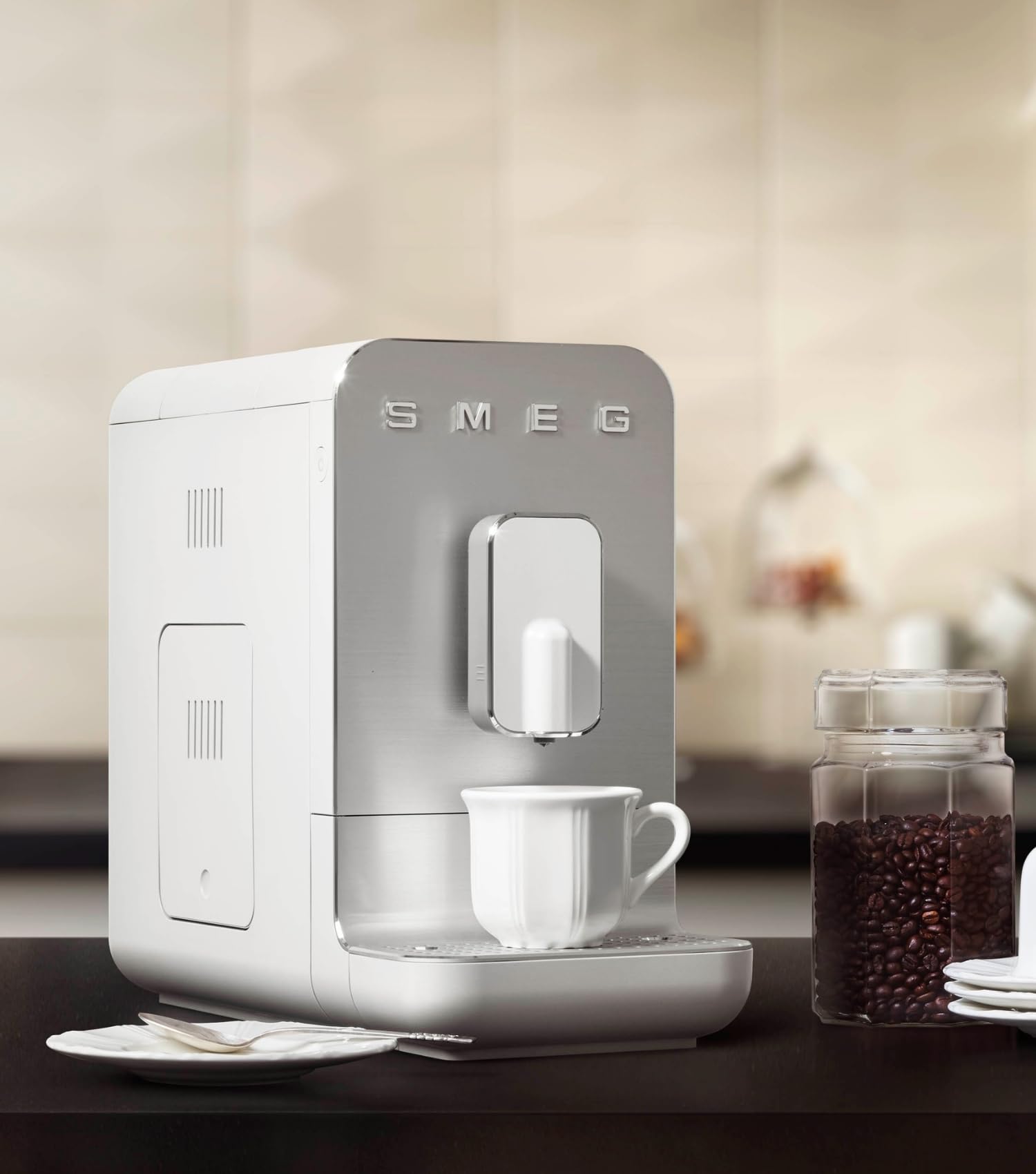 Smeg, Machine à Café Expresso Automatique BCC11BLMEU, Broyeur à grain intégré, Système Thermoblock, Réservoir d'Eau 1,4 L, Bac Récupérateur Amovible, Dimensions Compactes, 1350W, Noir