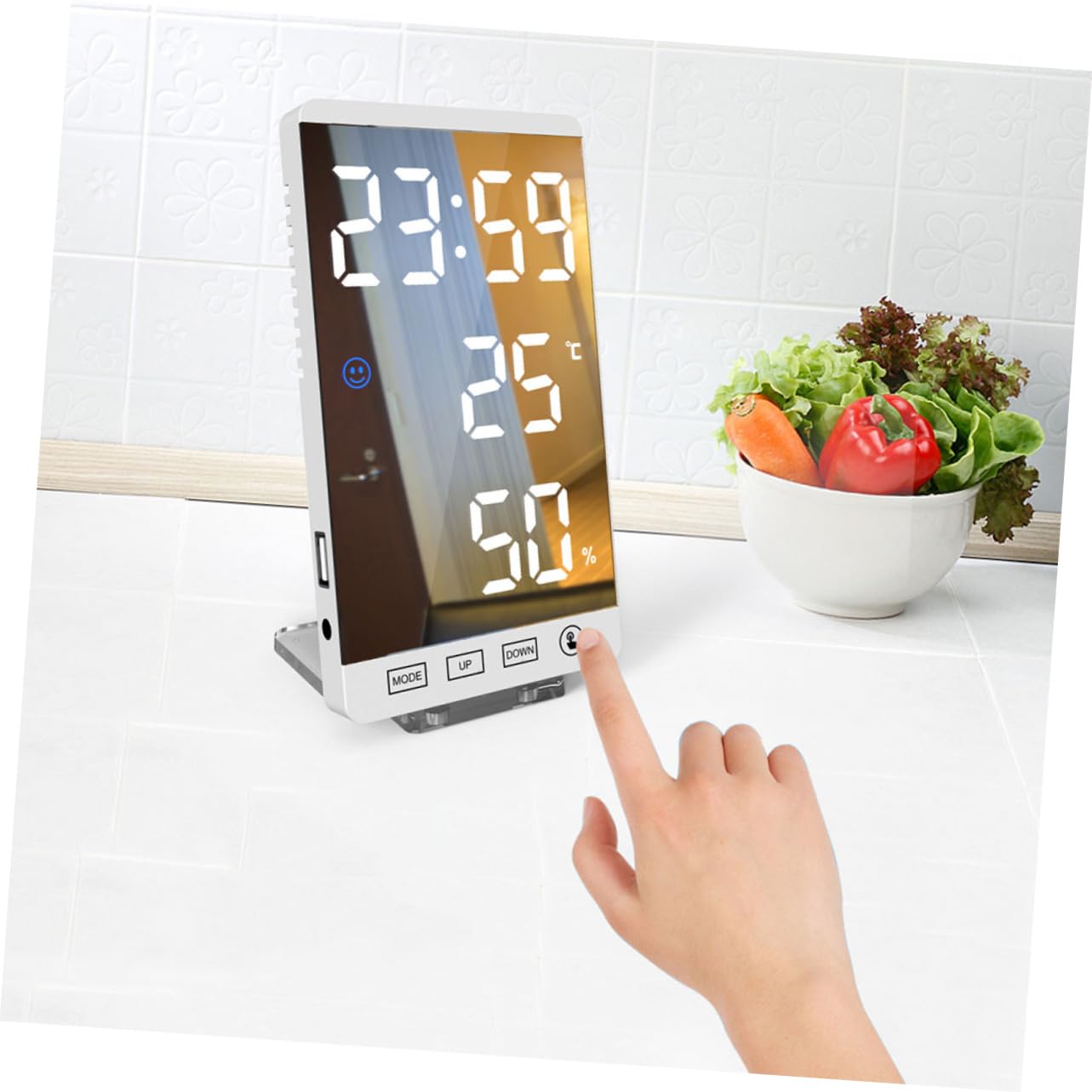 MAGICLULU LED Spiegelwecker mit Temperatur und Feuchtigkeitsanzeige USB Ladefunktion Leichte Tischuhr aus Kunststoff für Schlafzimmer und Wohnraum