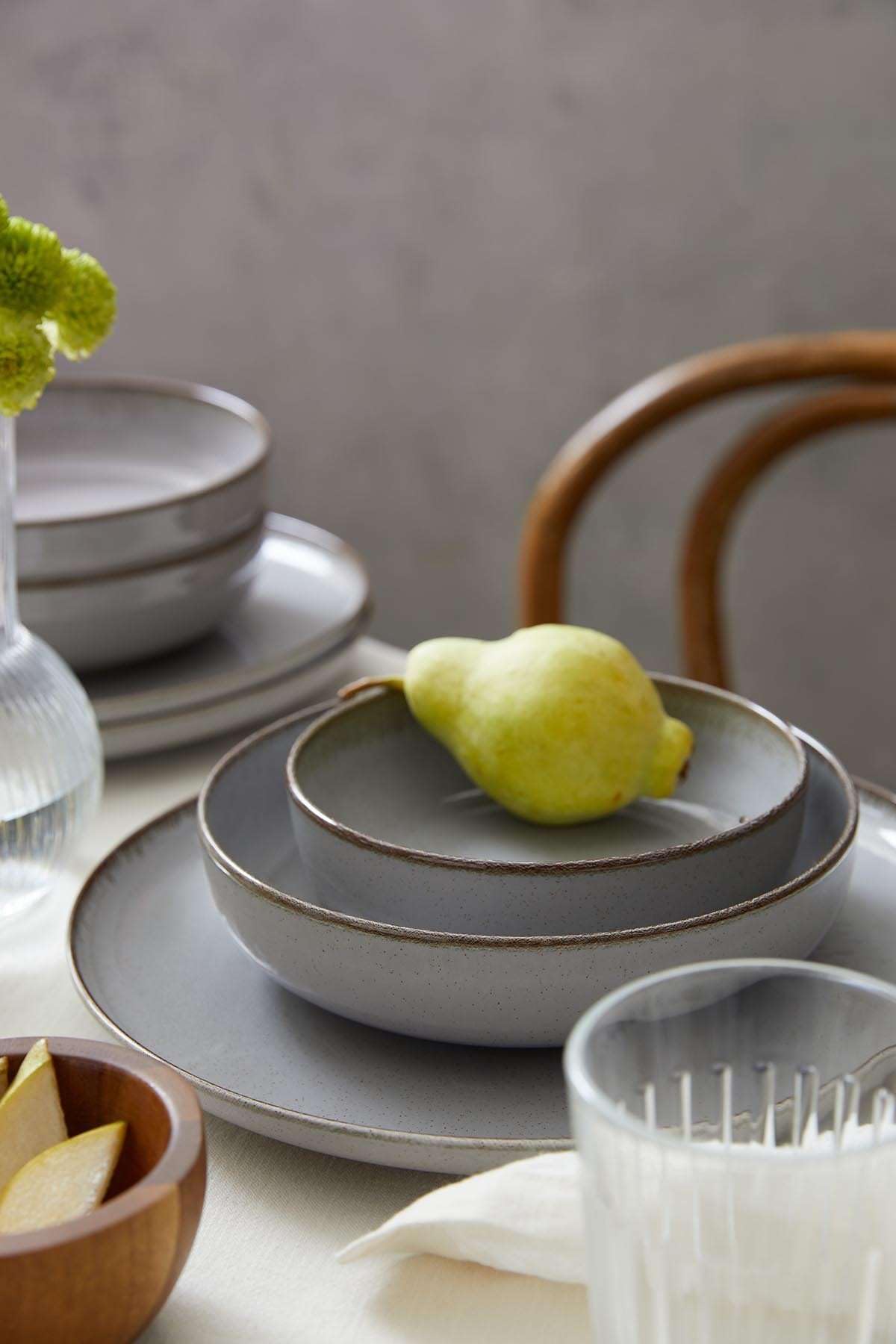 Elegancki 18-częściowy serwis obiadowy, szara porcelana, nadaje się do kuchenki mikrofalowej i mycia w zmywarce | Zawiera 6 talerzy do serwowania, głębokie talerze i miski
